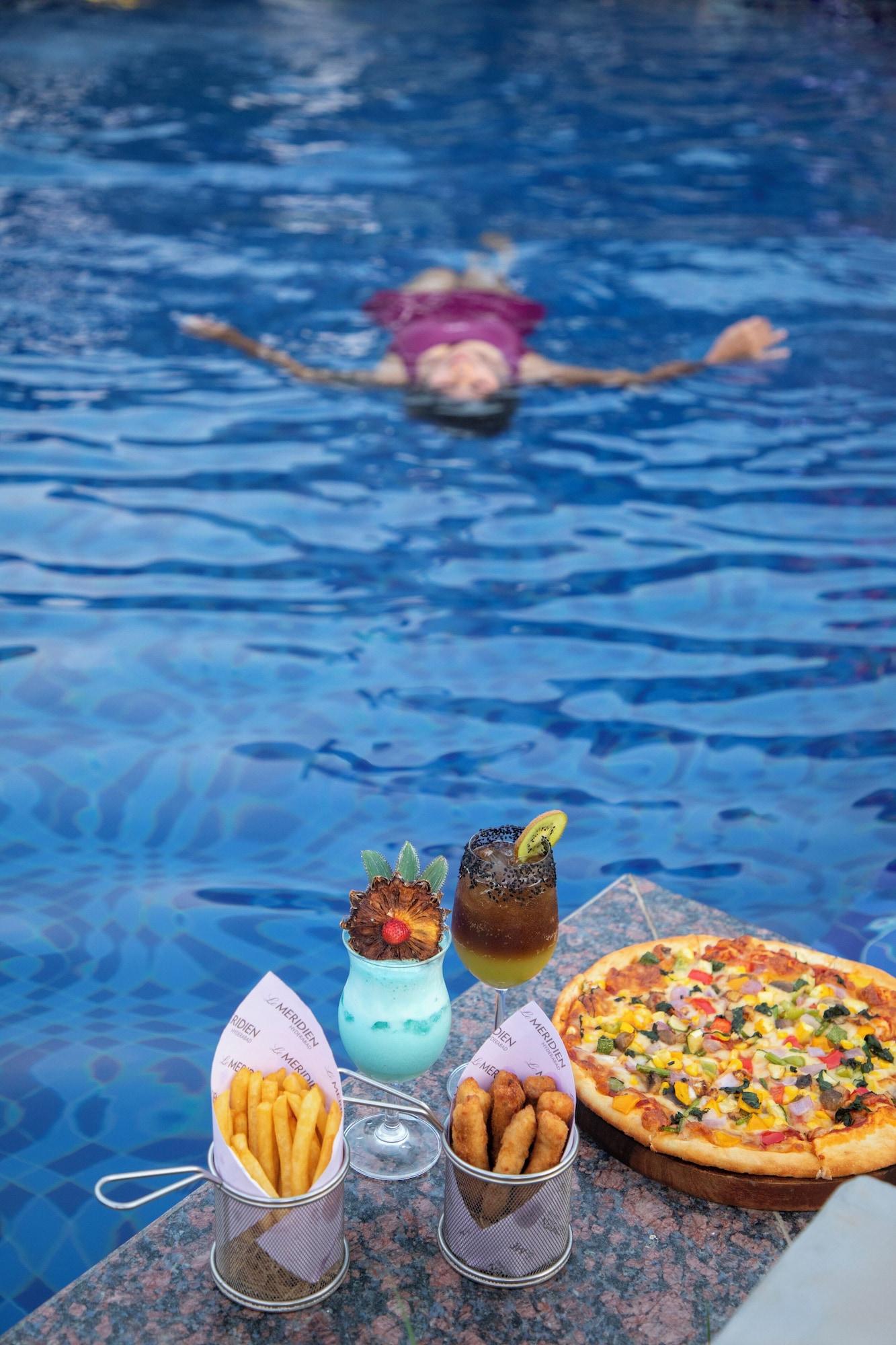 Vista Piscina Le Meridien Hyderabad