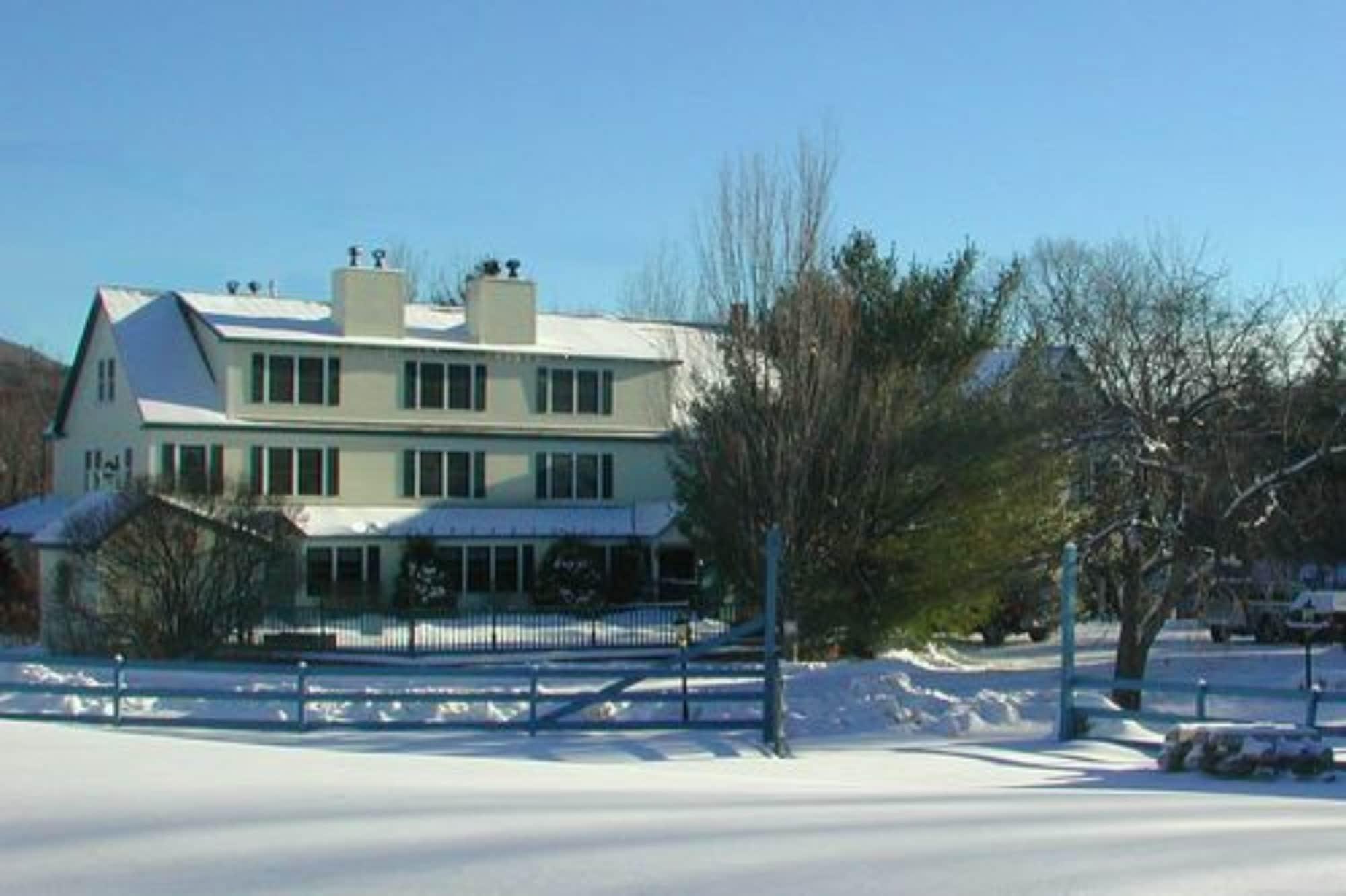 Vista Exterior Inn at Ellis River