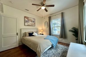 Alquiler Vacacional - Charming 1920 Bungalow in Seminole Heights, Tampa: 2BD/2BA Gem with Character!