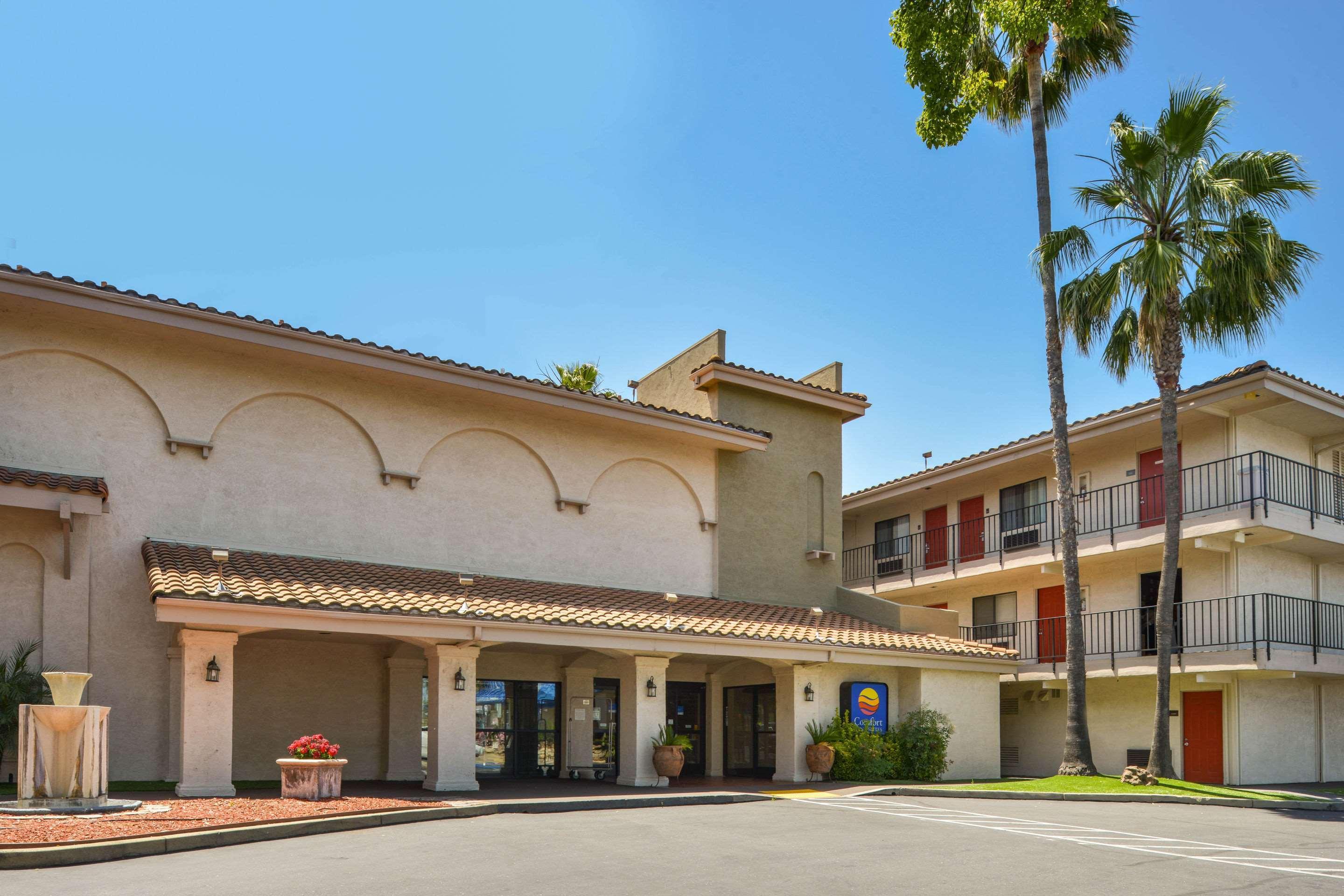 Vista Exterior Comfort Inn & Suites Near Folsom Lake