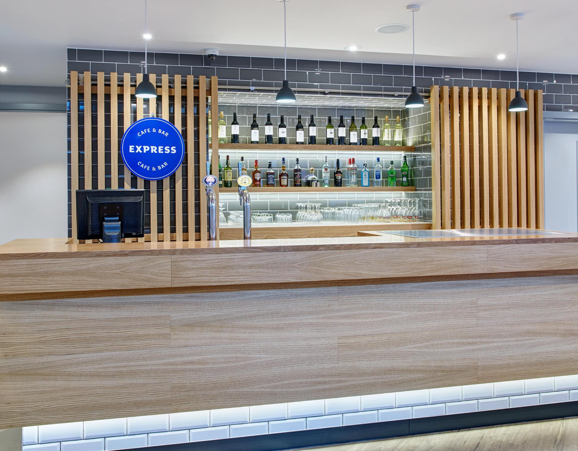 Bar/Salón Holiday Inn Express London - Ealing, an IHG Hotel