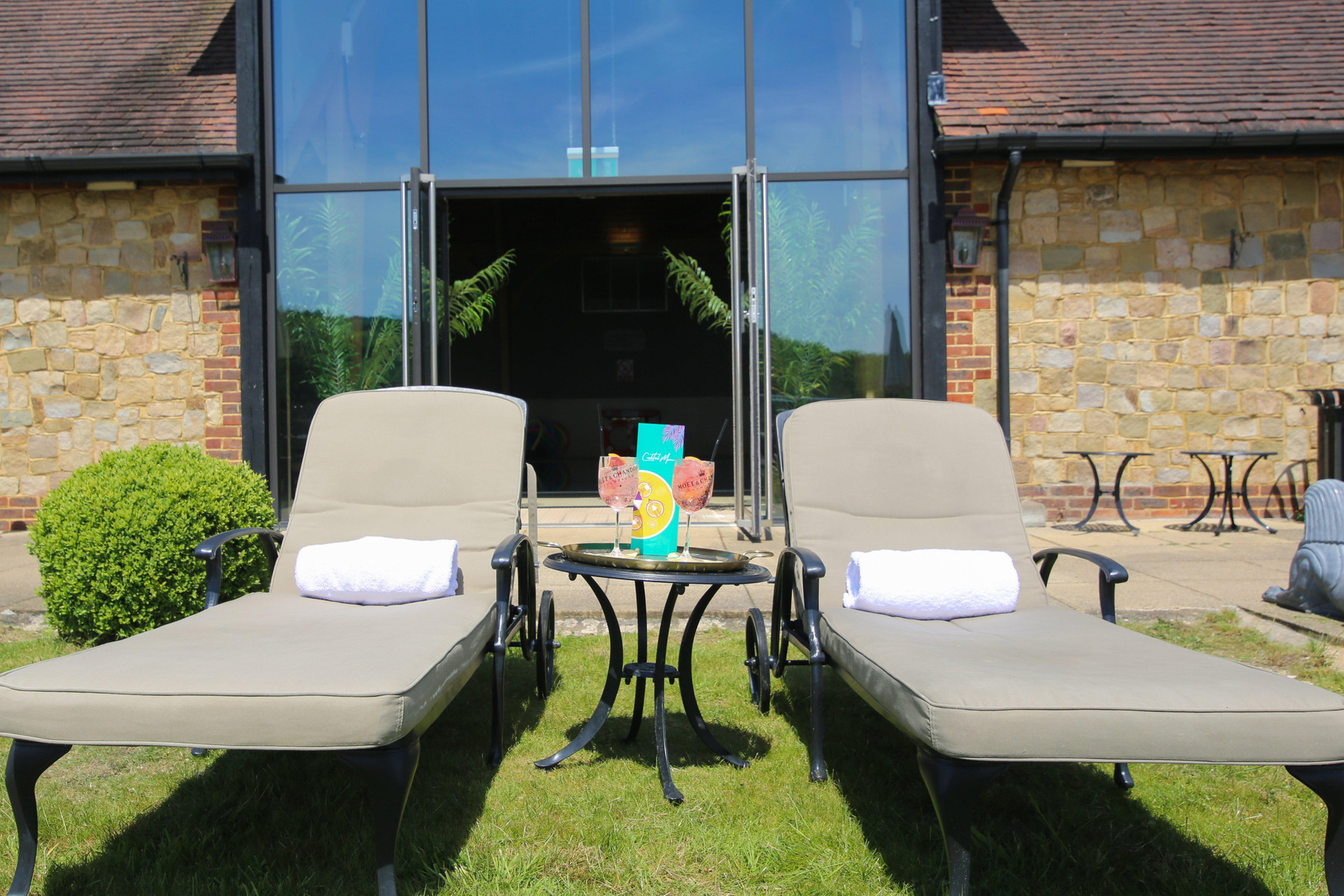 Vista Exterior Voco Lythe Hill Hotel & Spa