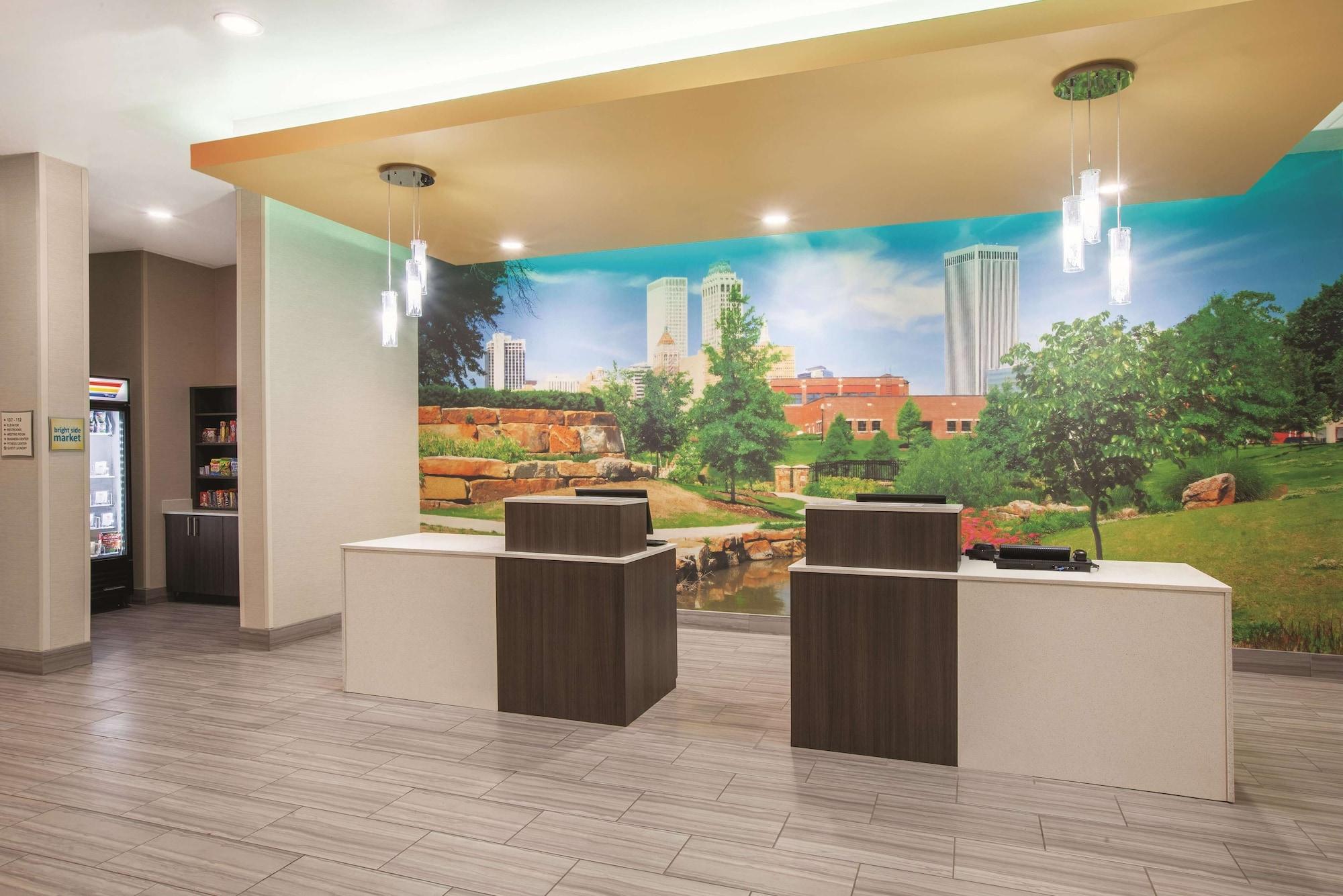 Vista Lobby La Quinta Inn & Suites by Wyndham Tulsa Broken Arrow