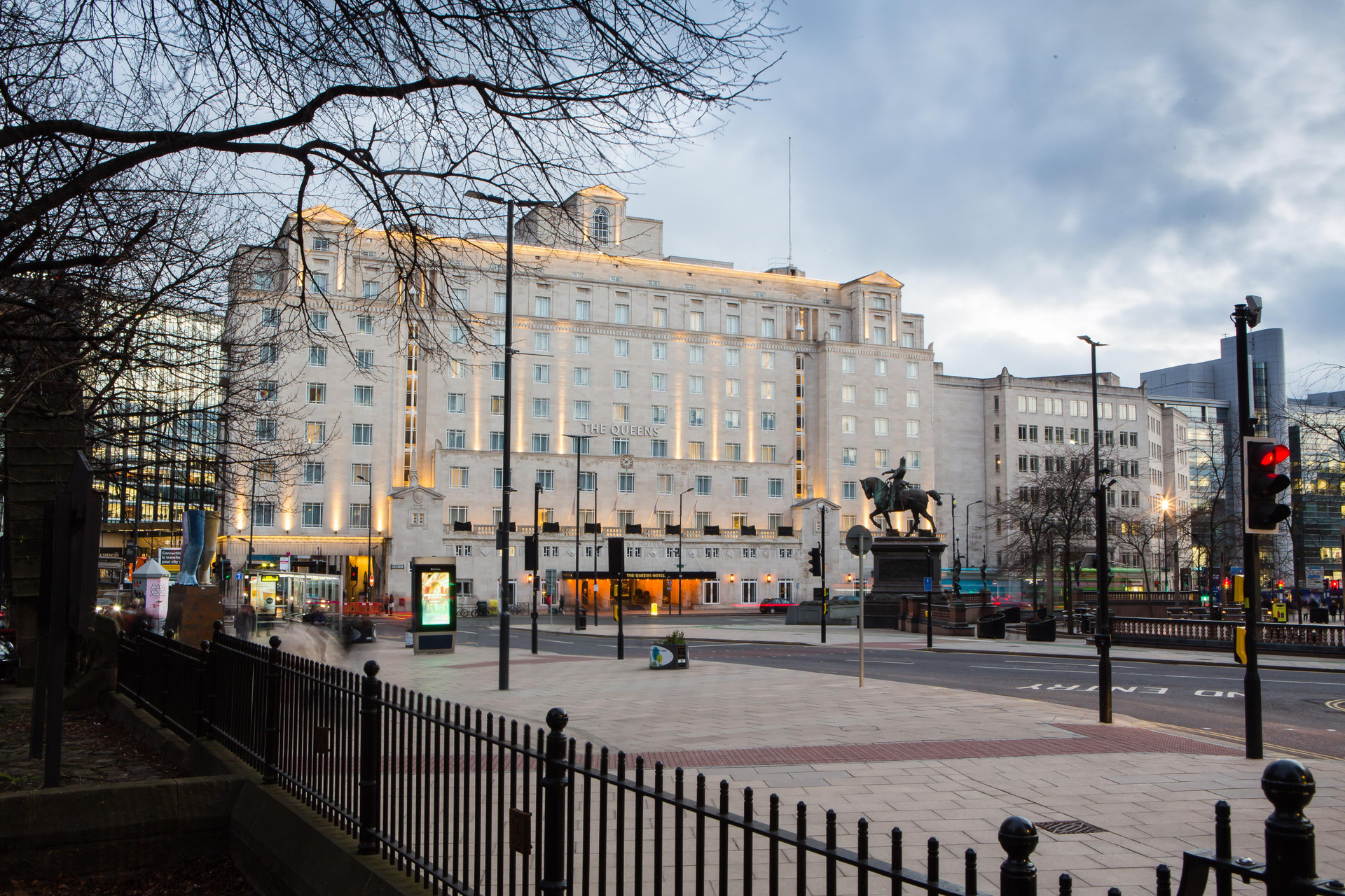 Vista Exterior The Queens Hotel