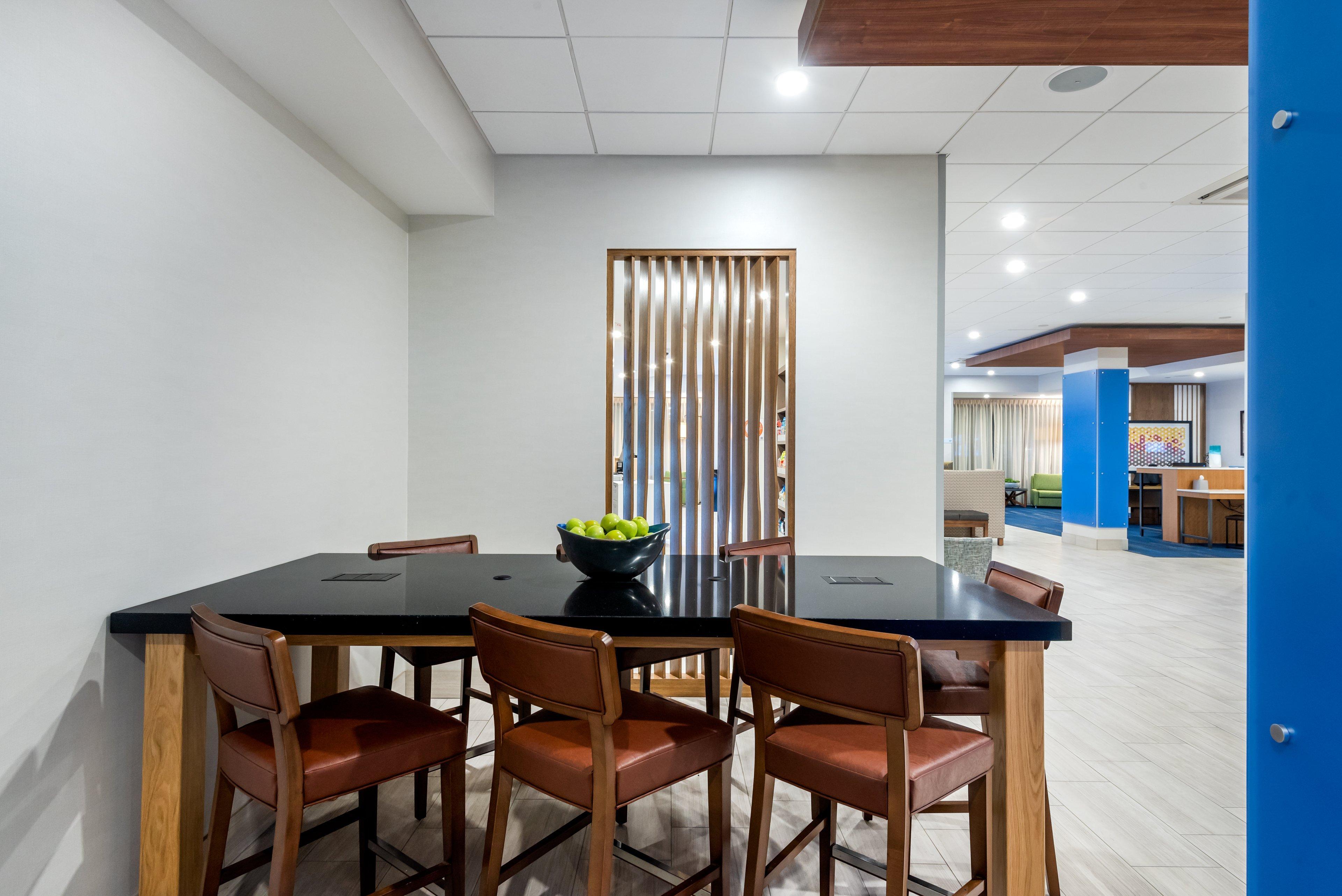 Vista Lobby Holiday Inn Express & Suites Santa Ana - Orange Co