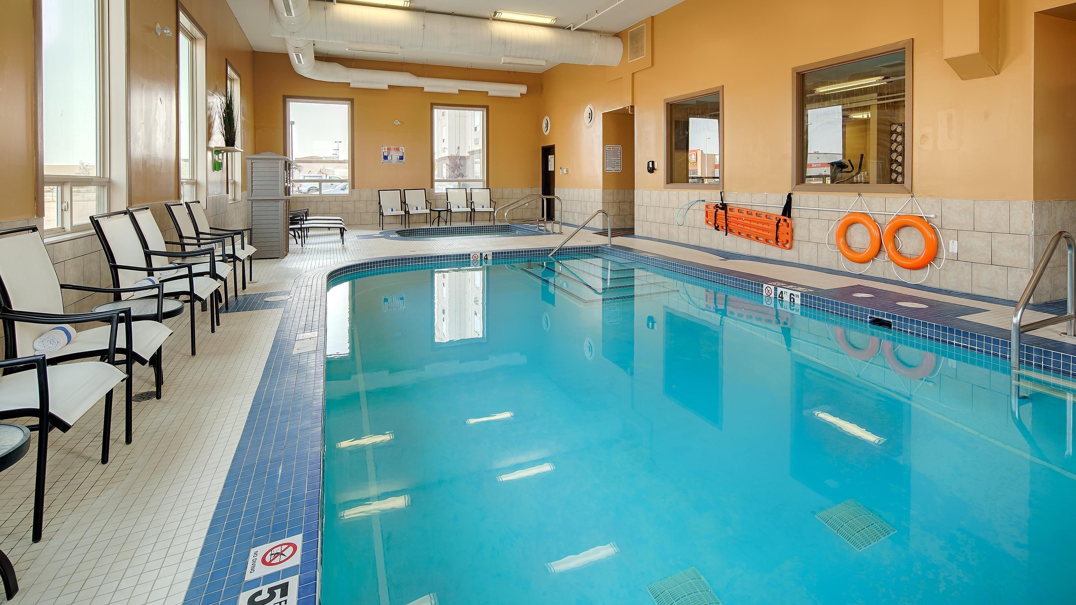 Vista Piscina Best Western Plus Estevan Inn & Suites