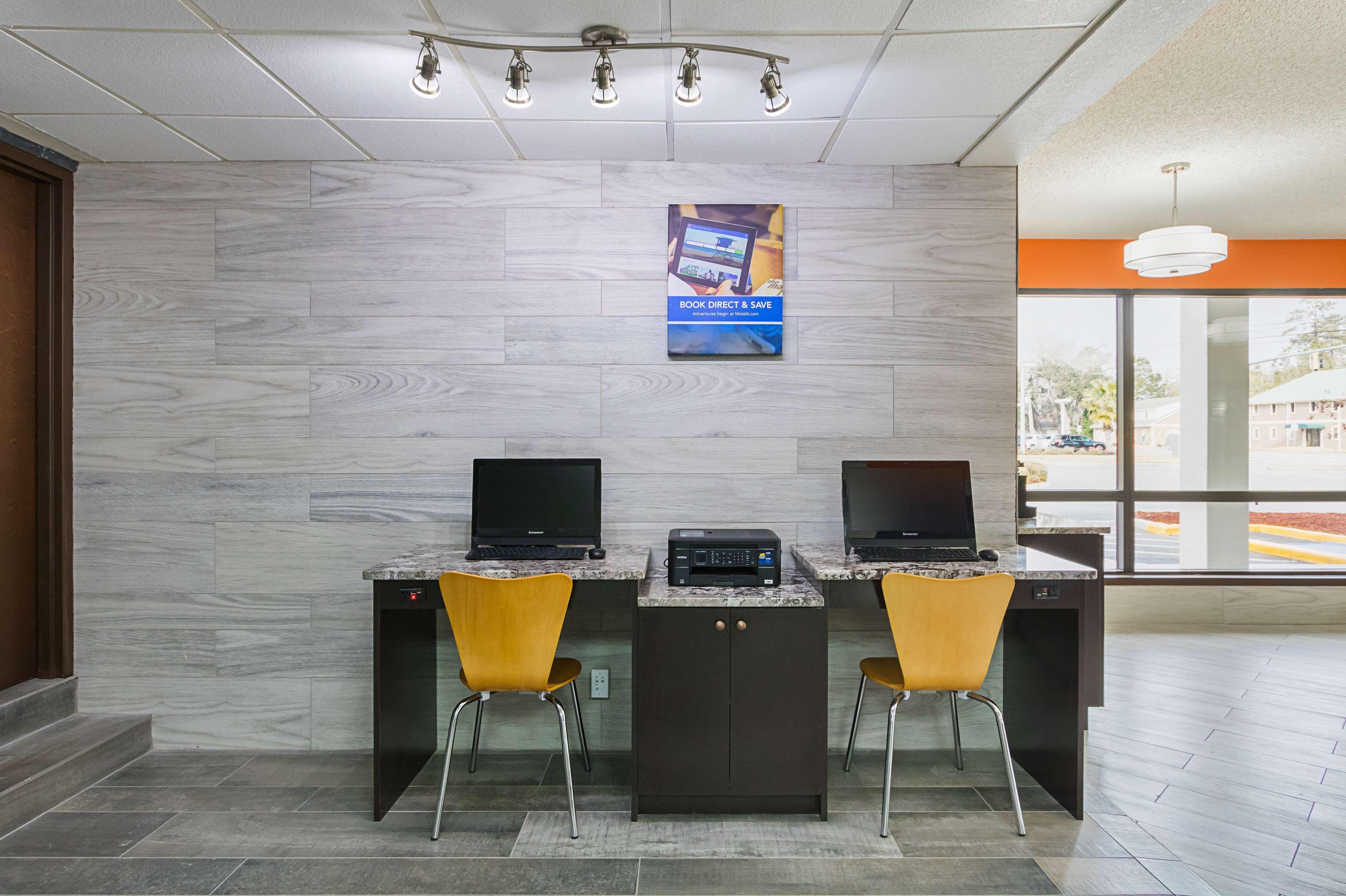 Centro de Negocios Motel 6 Savannah Midtown