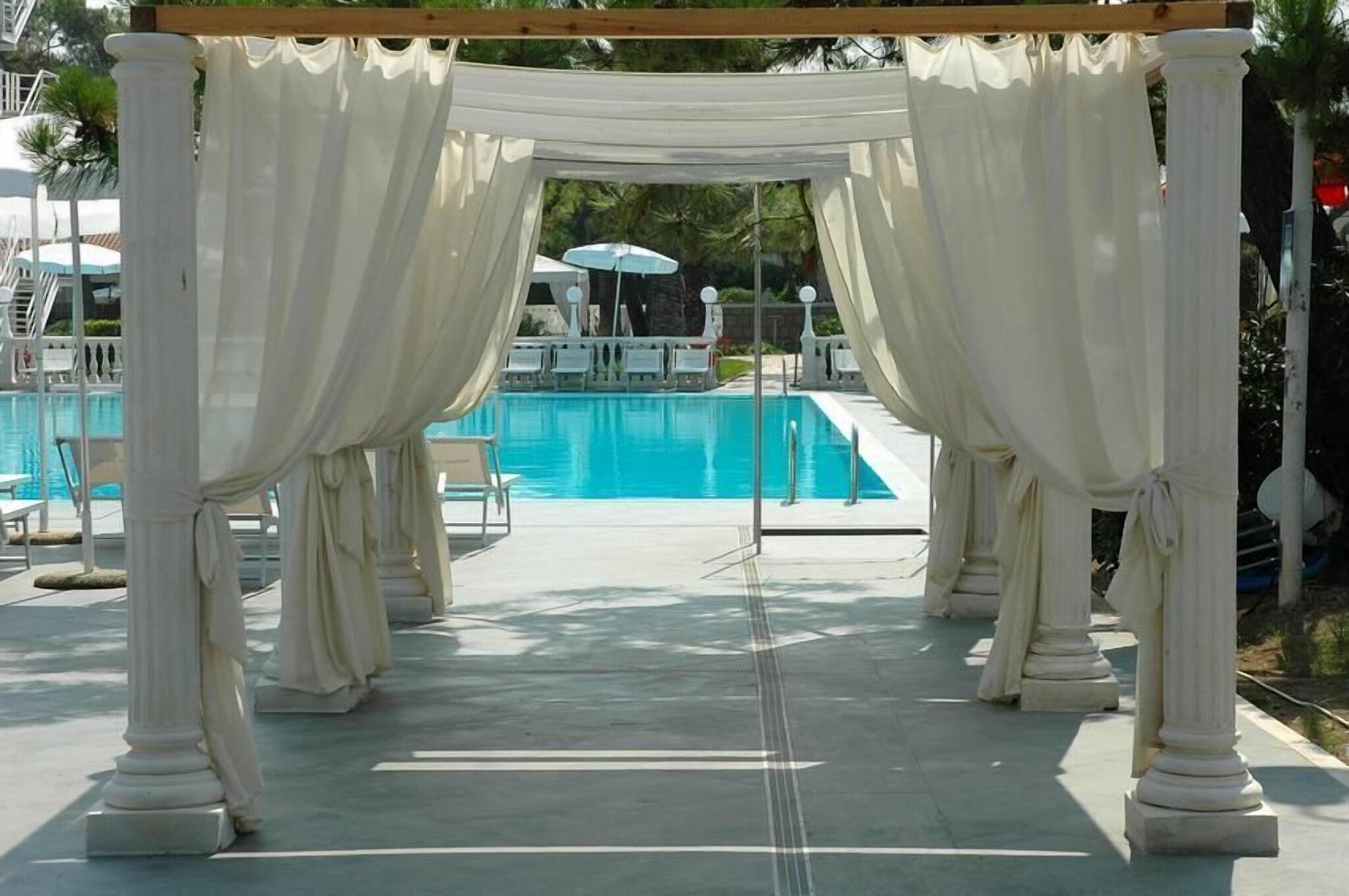 Vista Piscina Domizia Palace Hotel