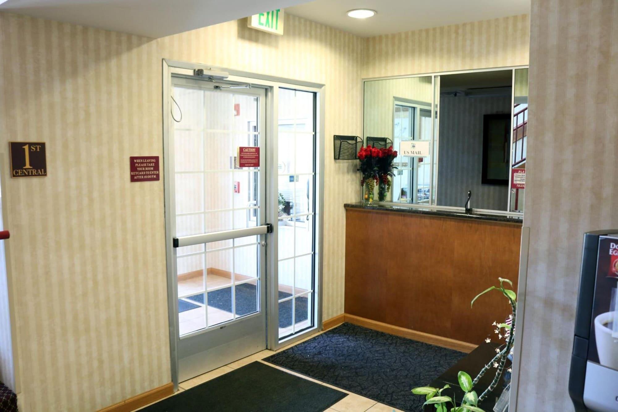 Vista Lobby HomeTown Inn & Suites