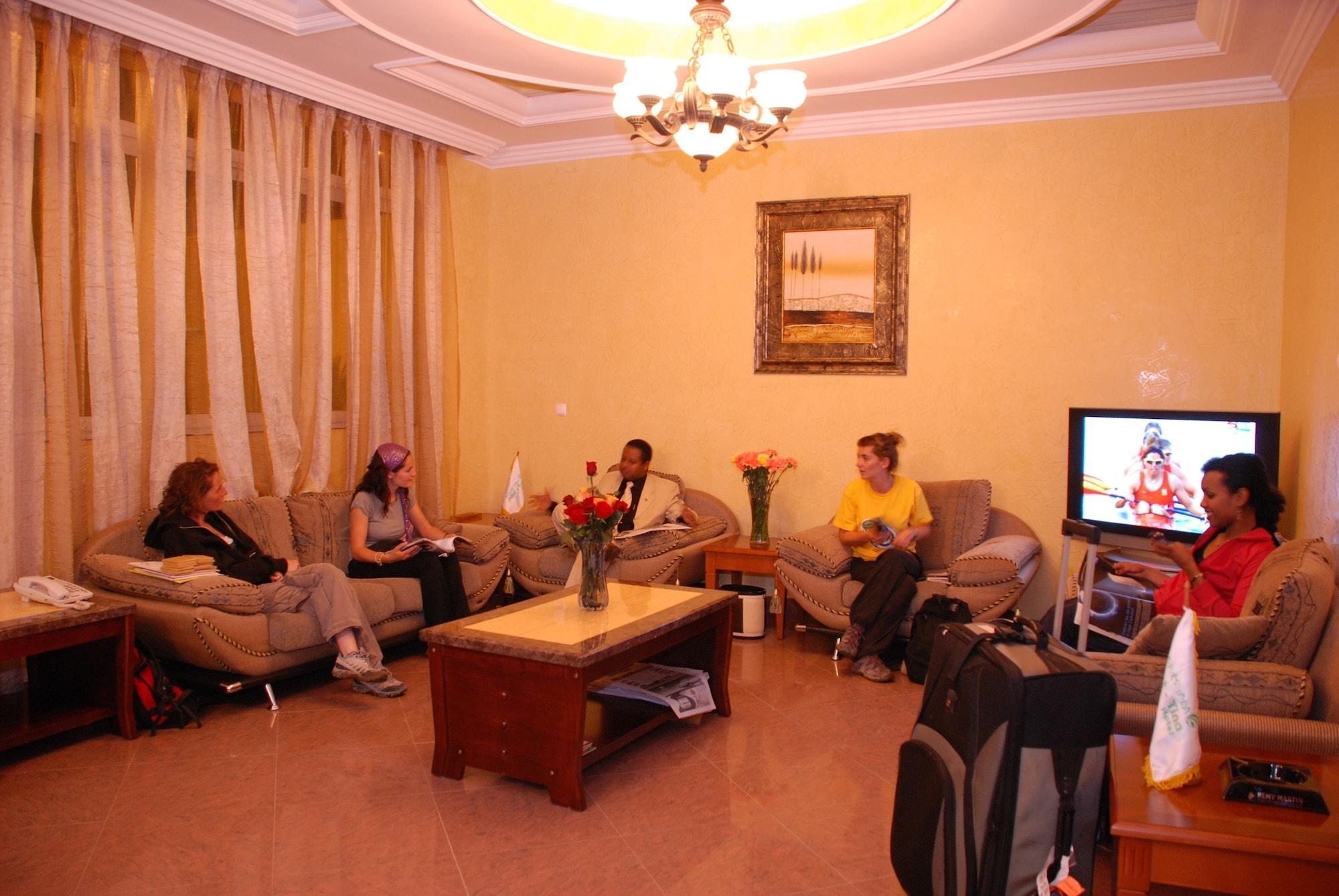 Bar/Salón Adot Tina Hotel