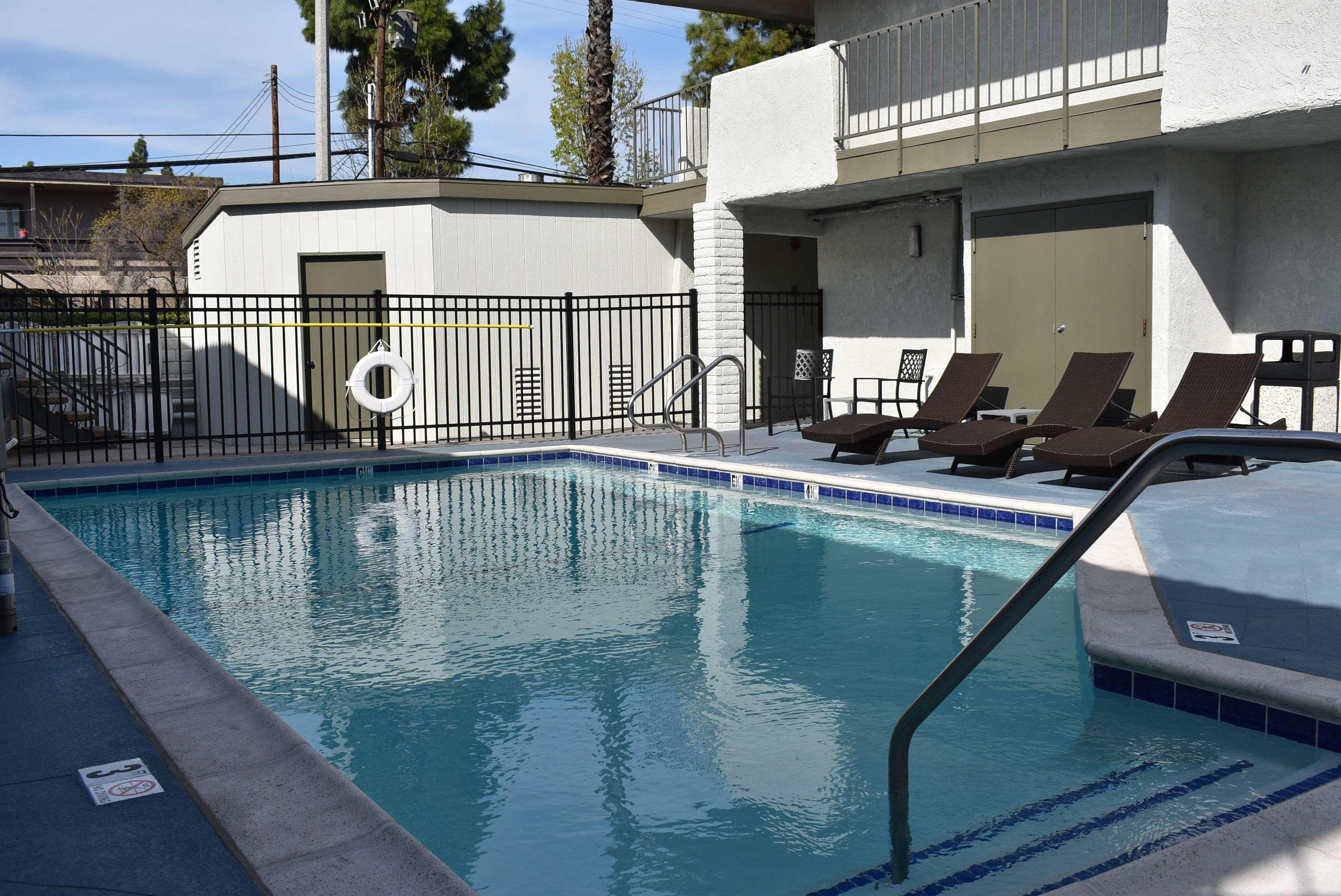 Vista Piscina Signature Anaheim Maingate