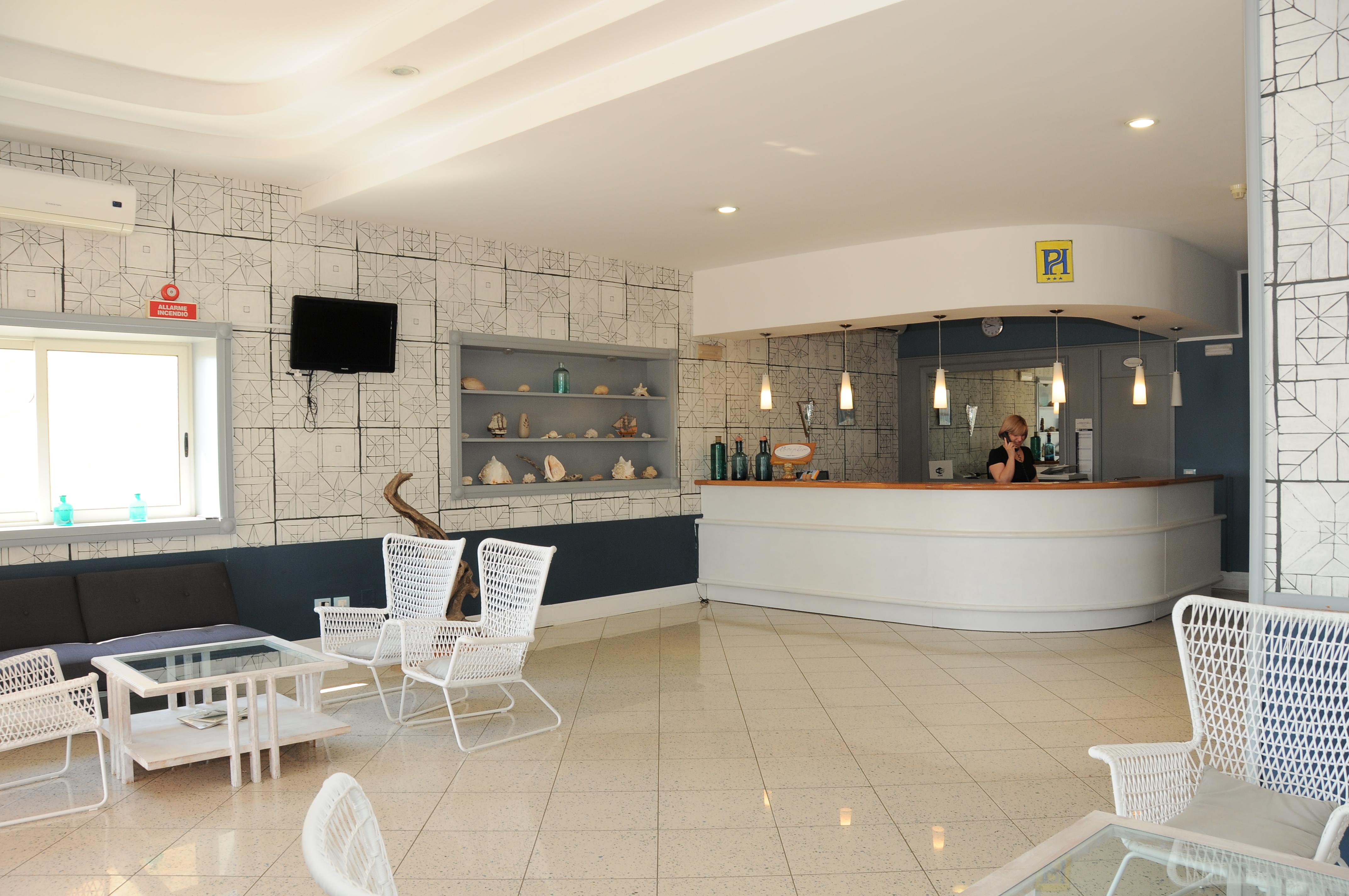 Vista Lobby Perla Hotel