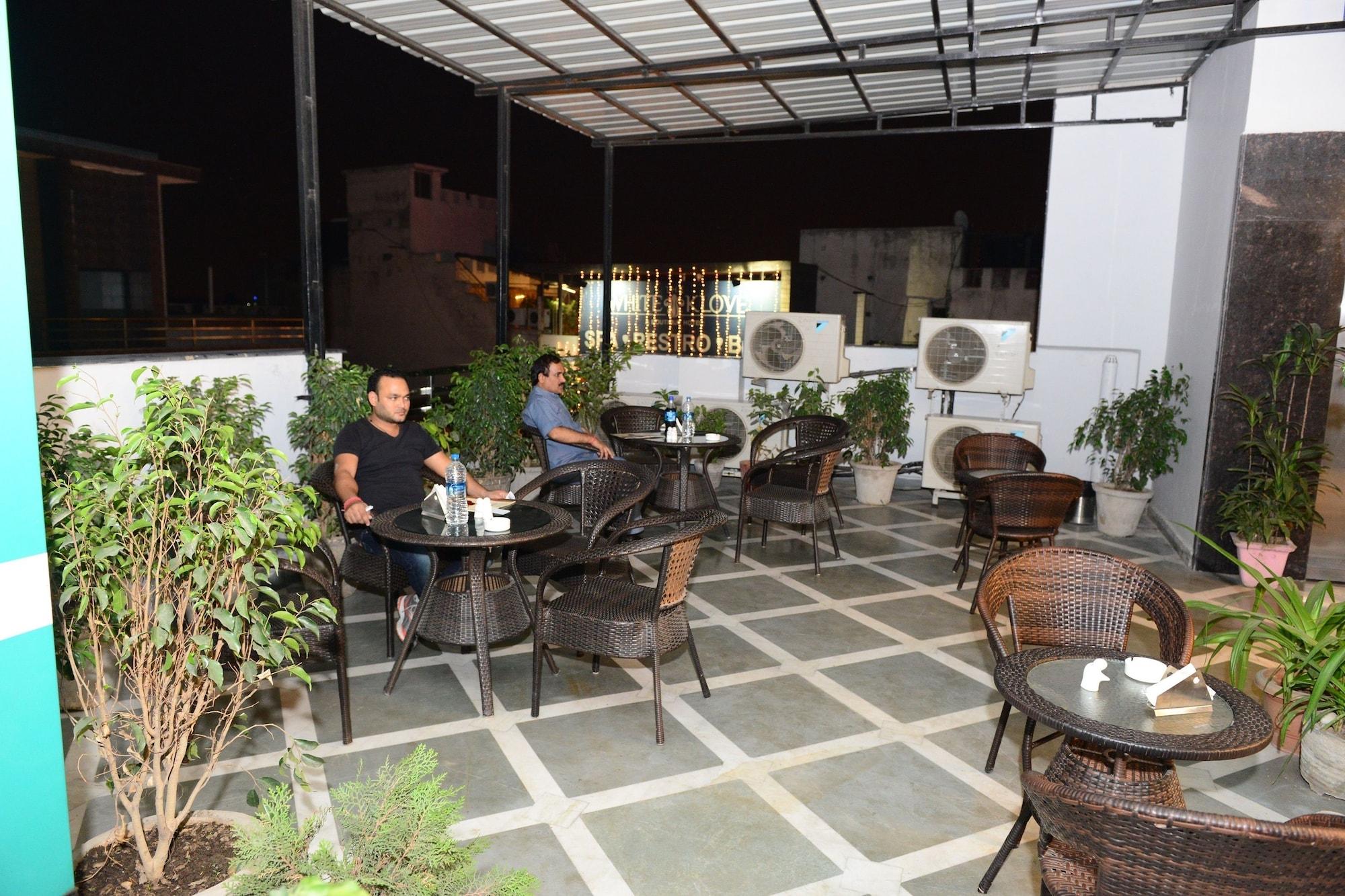 Restaurant Hotel Cabana 5 Mins Walking Distance From NDLS Station