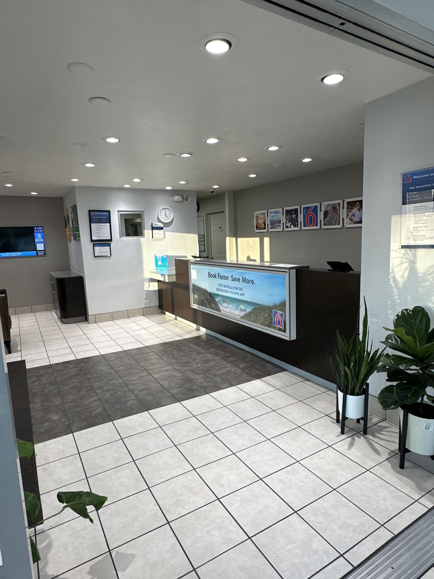 Vista Lobby Motel 6 San Diego, CA - Hotel Circle - Mission Valley