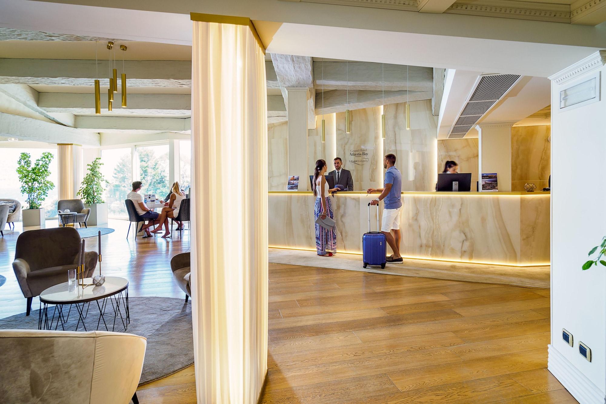 Vista Lobby Atlantis Bay - The Leading Hotel of the World