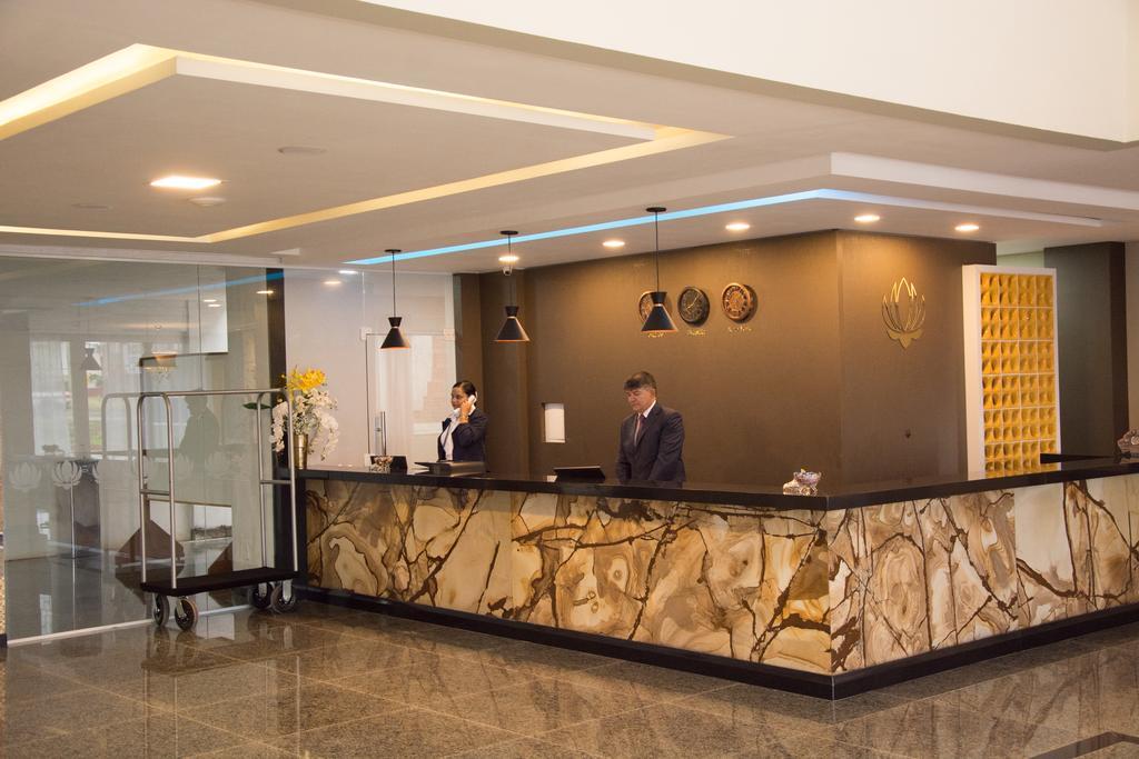 Vista Lobby Pak Suites Hotel