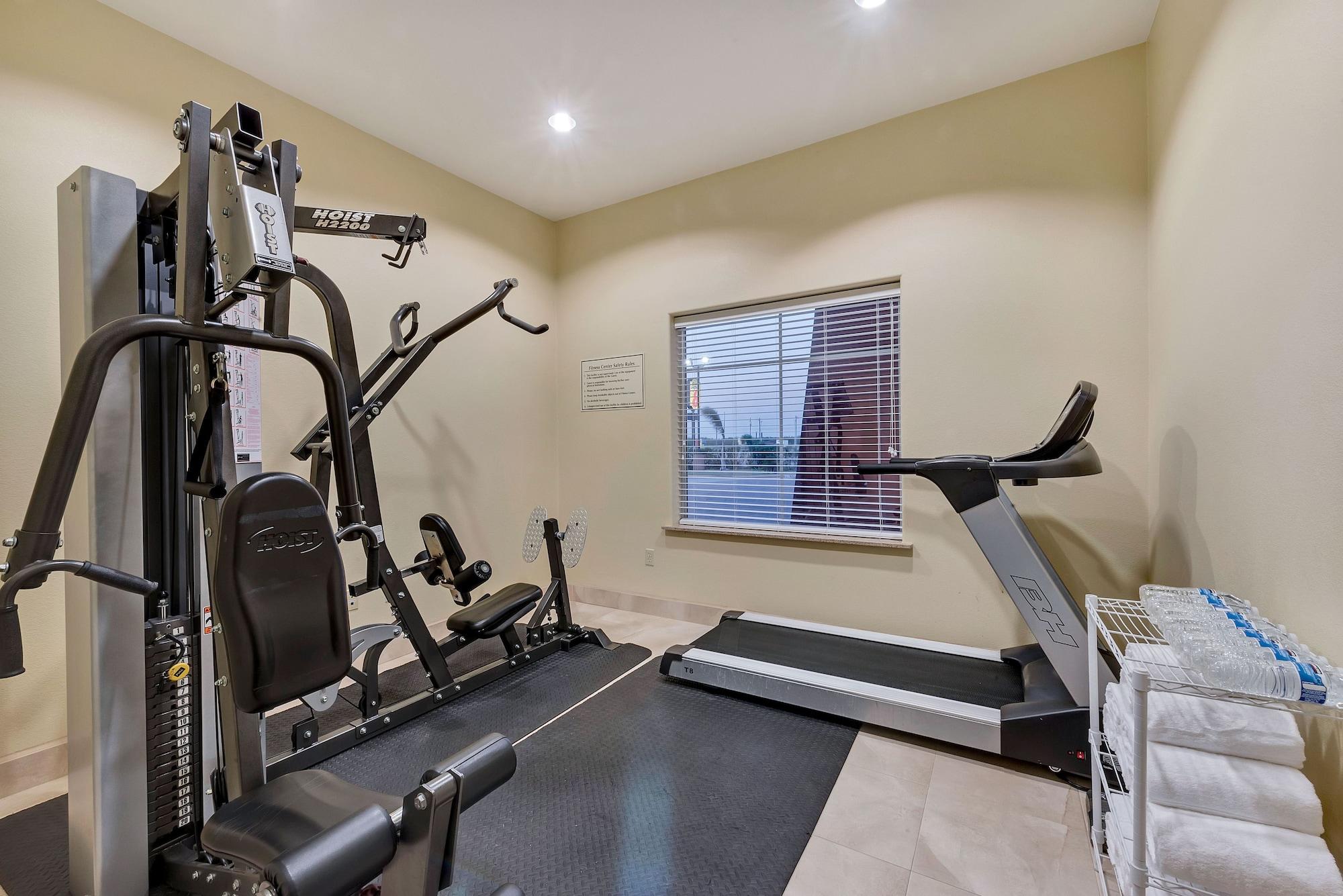 Gimnasio Super 8 by Wyndham Hidalgo/McAllen Area