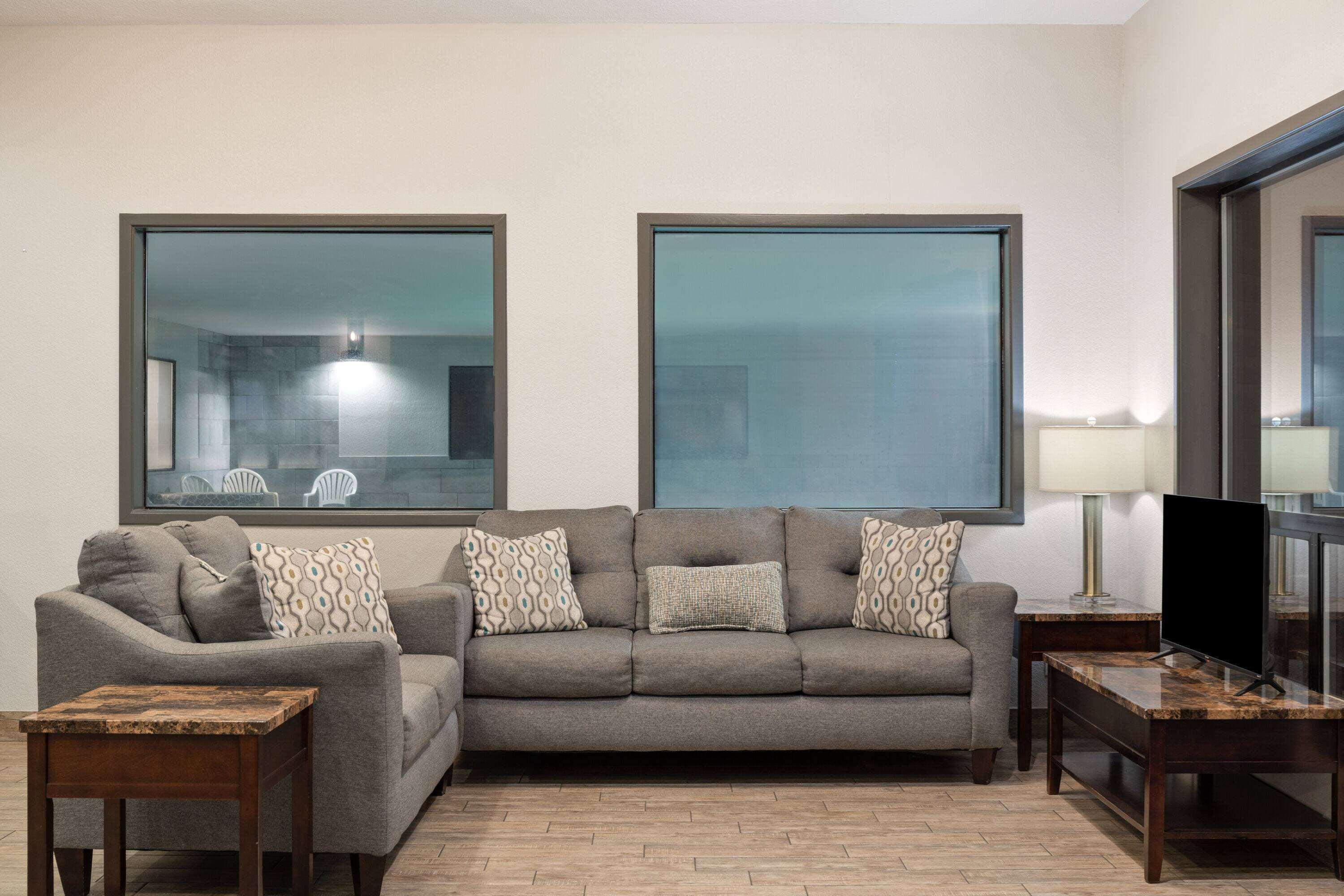 Vista Lobby SureStay Plus Hotel by Best Western Moses Lake