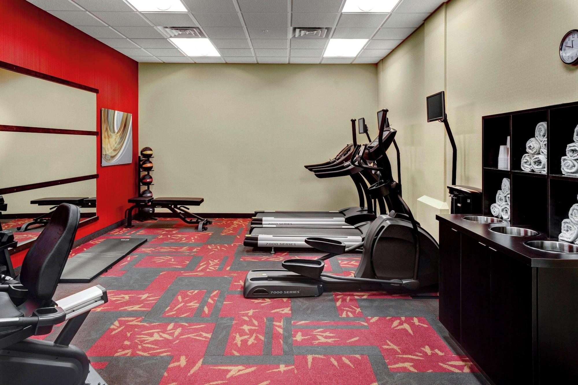 Gimnasio Courtyard St. Cloud