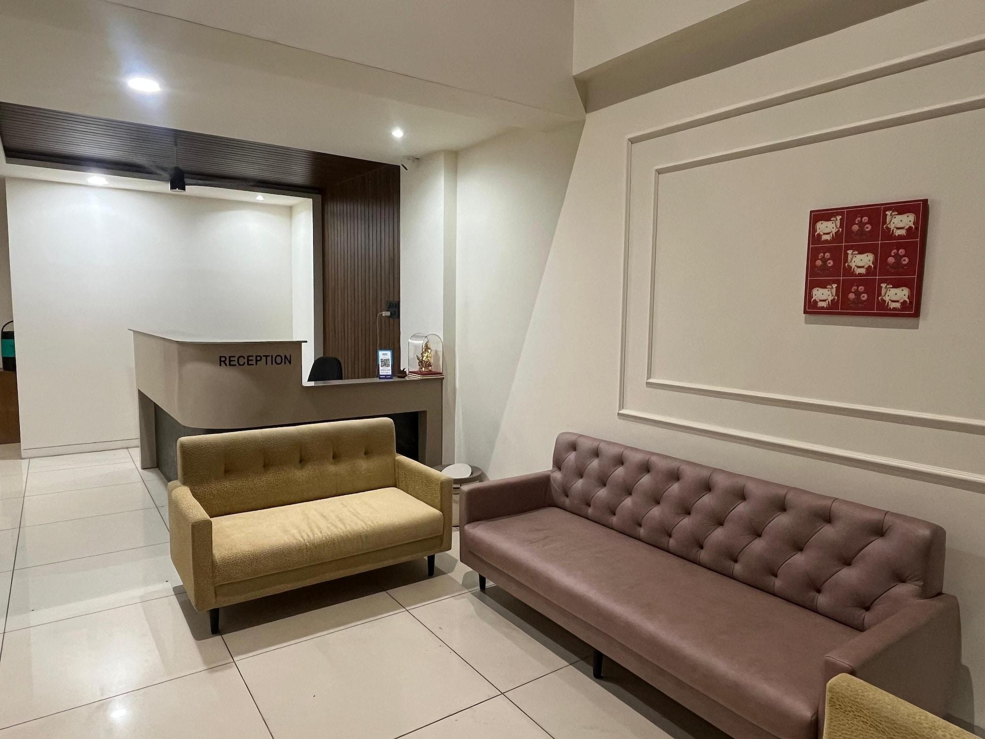 Vista Exterior Hotel Tilak