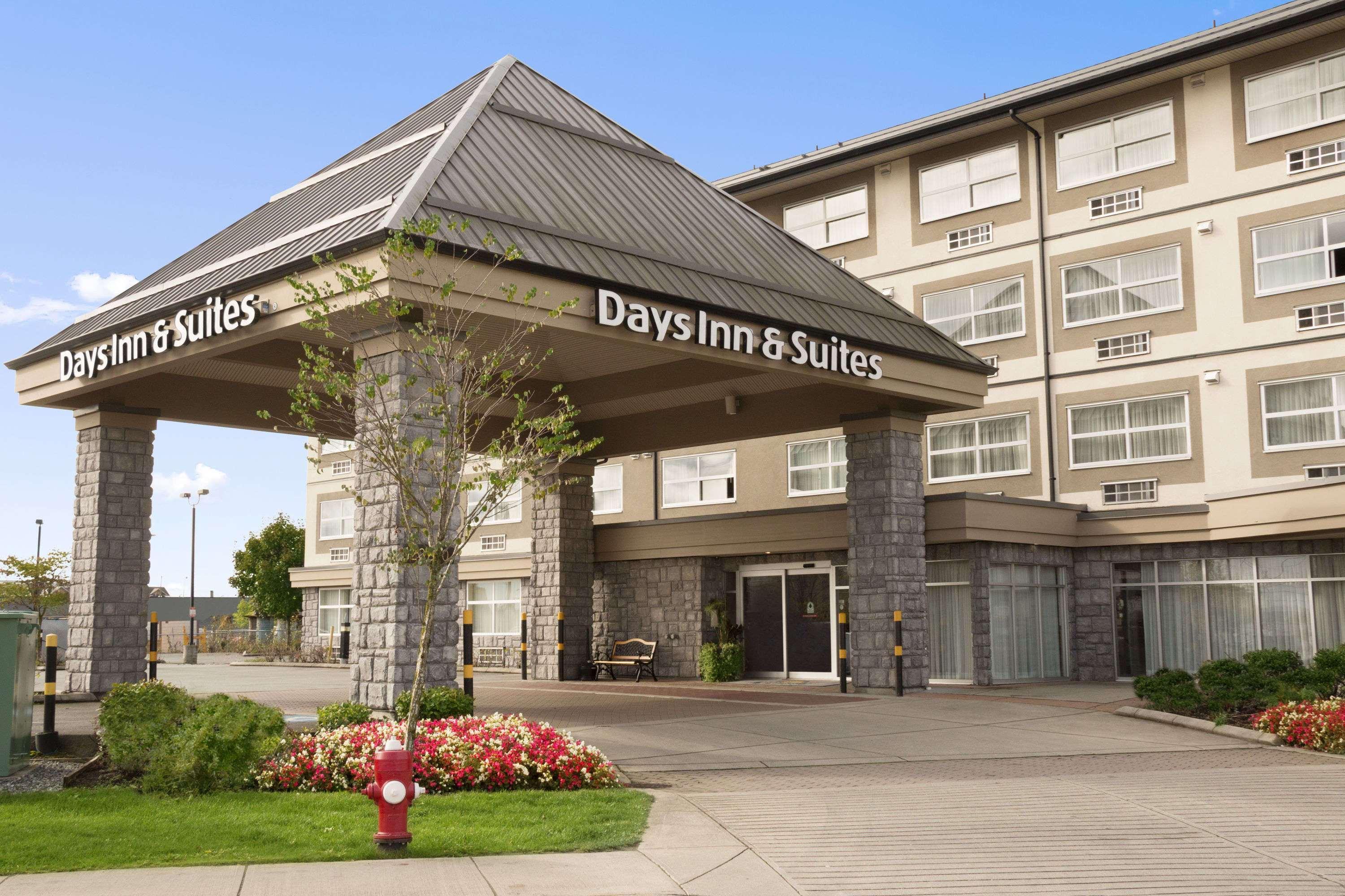 Vista Exterior Days Inn & Suites by Wyndham Langley