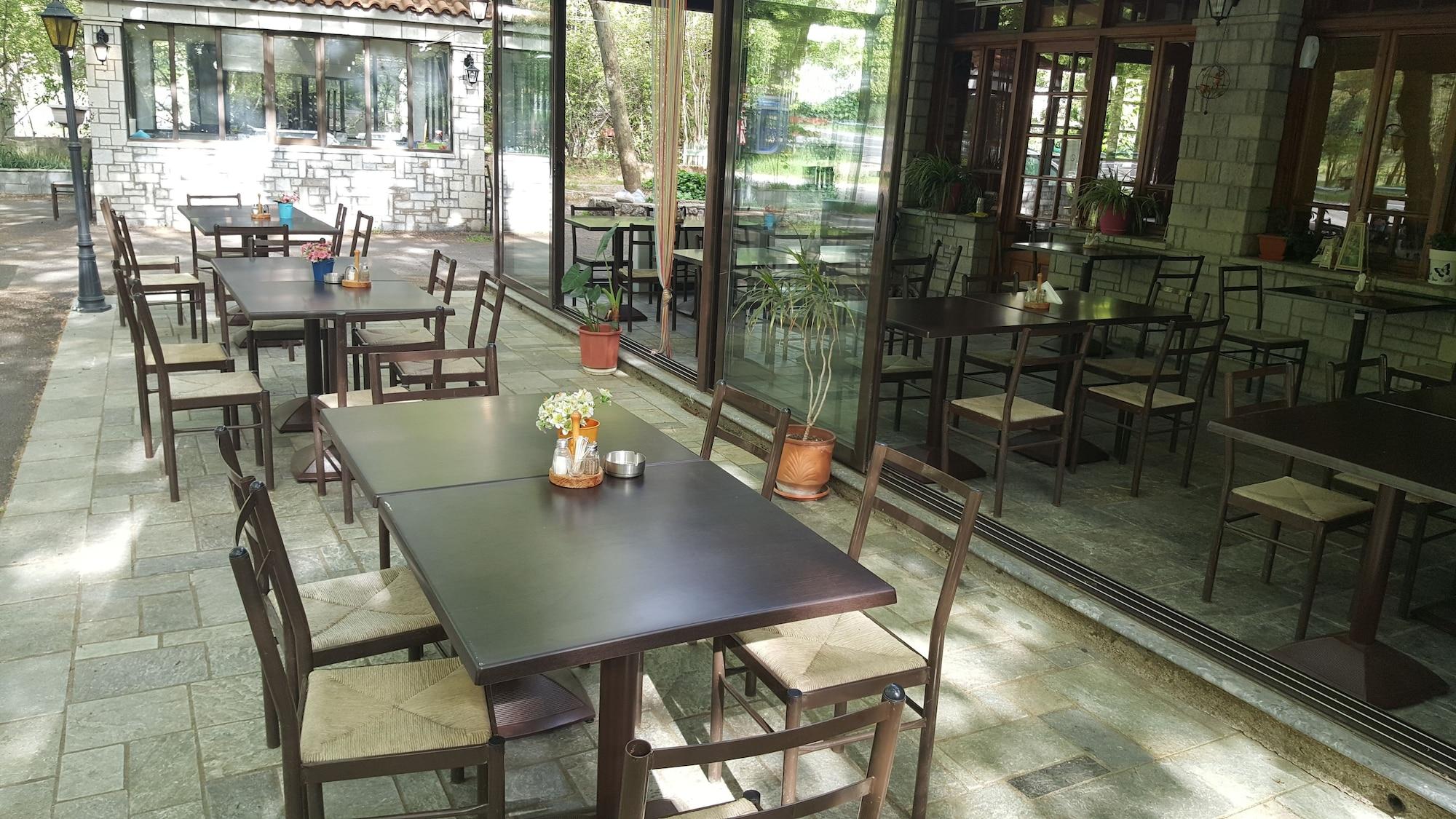 Bar/Salón Hani Zemenou