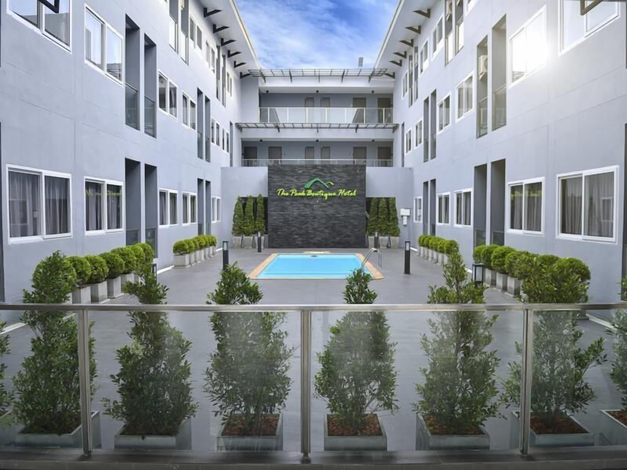 Vista Piscina The Peak Boutique Hotel