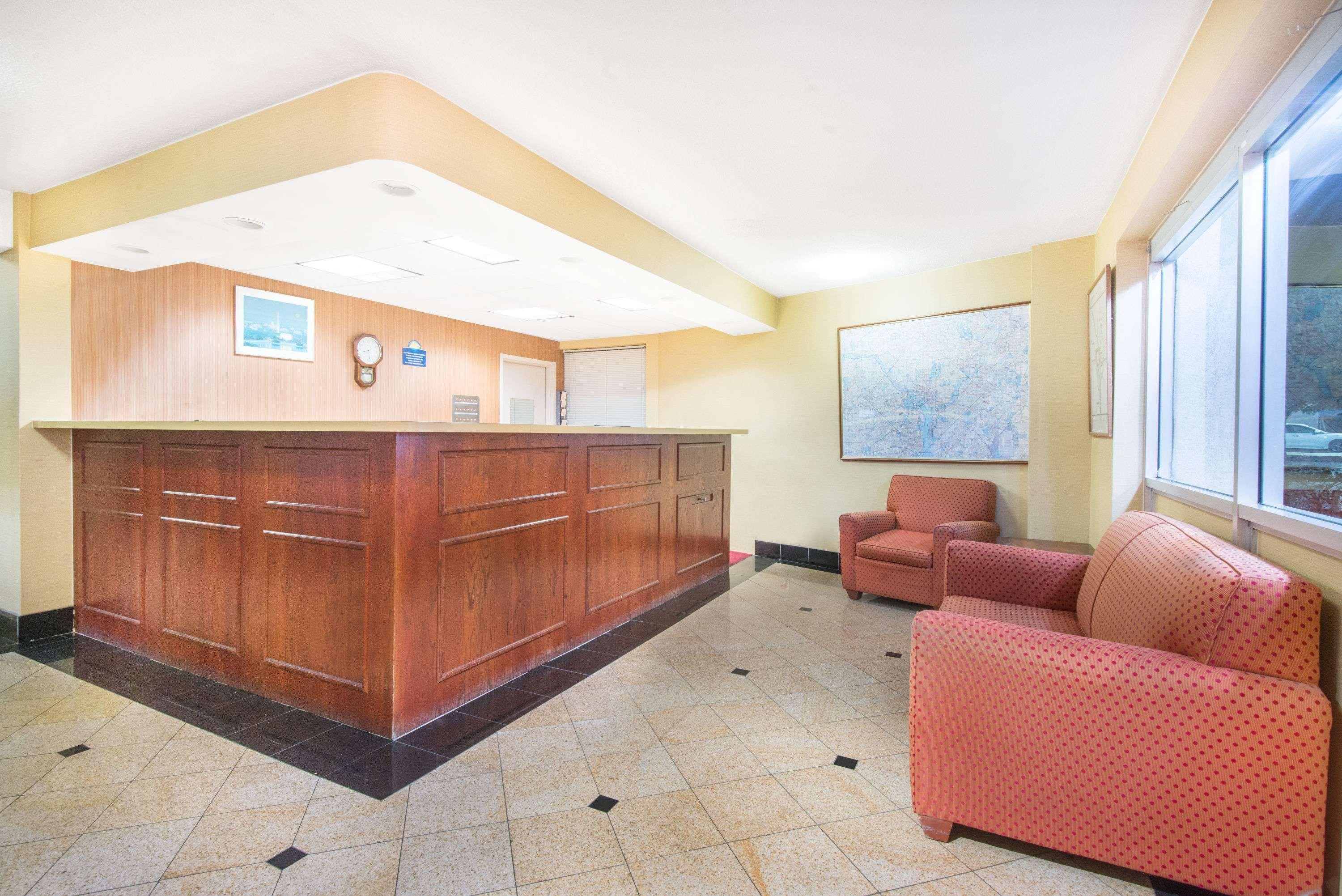 Vista Lobby Days Inn by Wyndham Arlington Pentagon