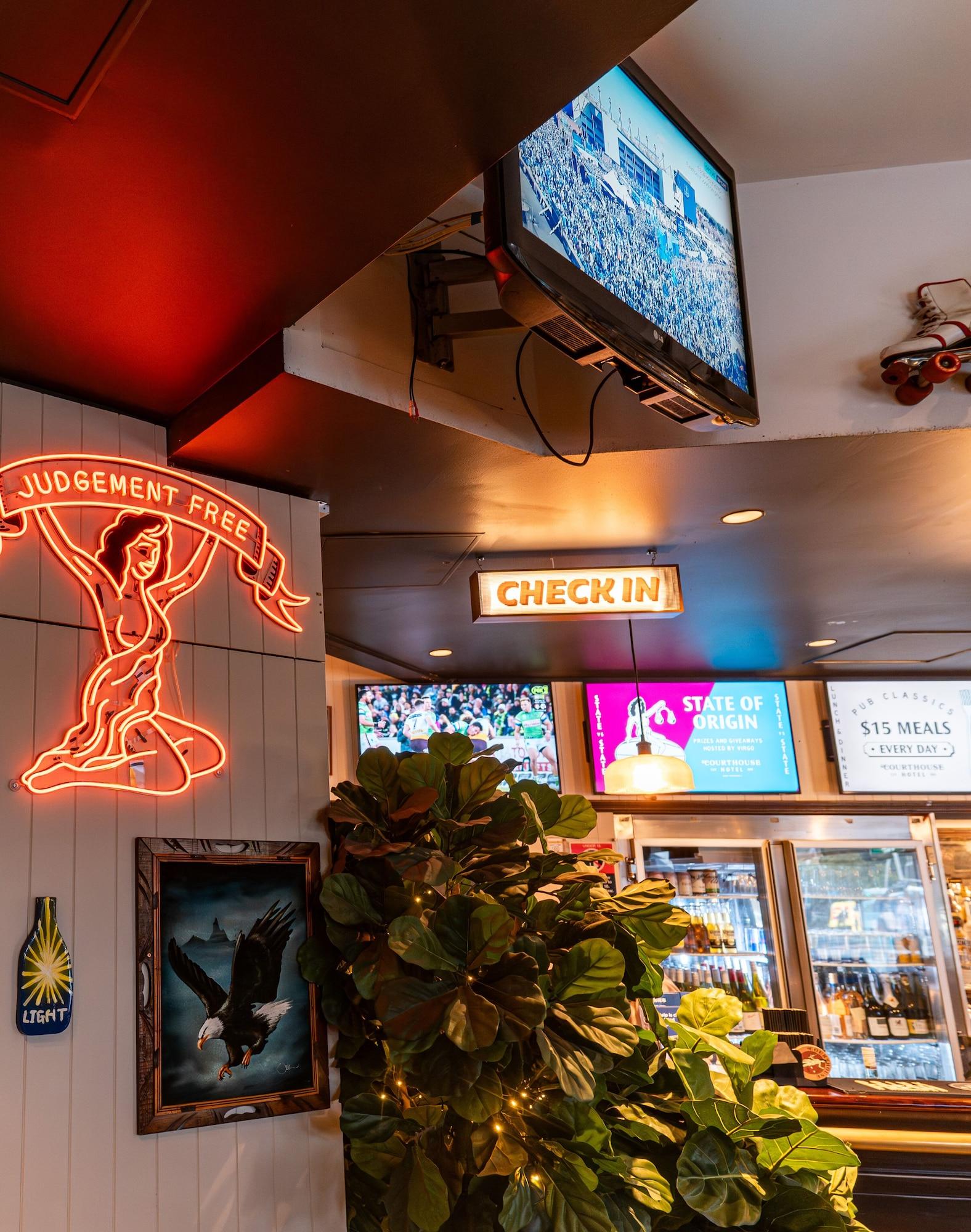 Vista Lobby Courthouse Hotel