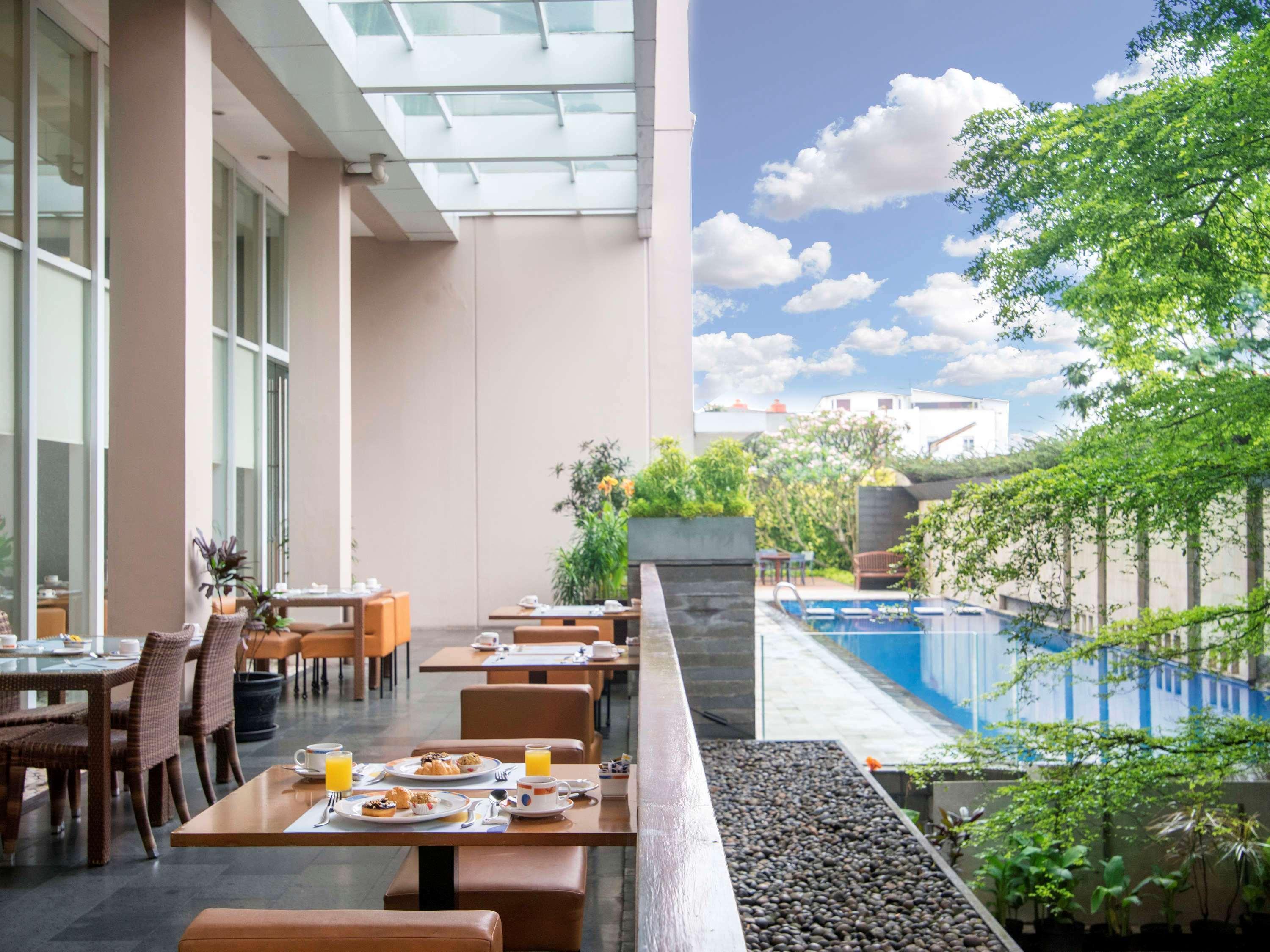 Vista Exterior Novotel Bandung