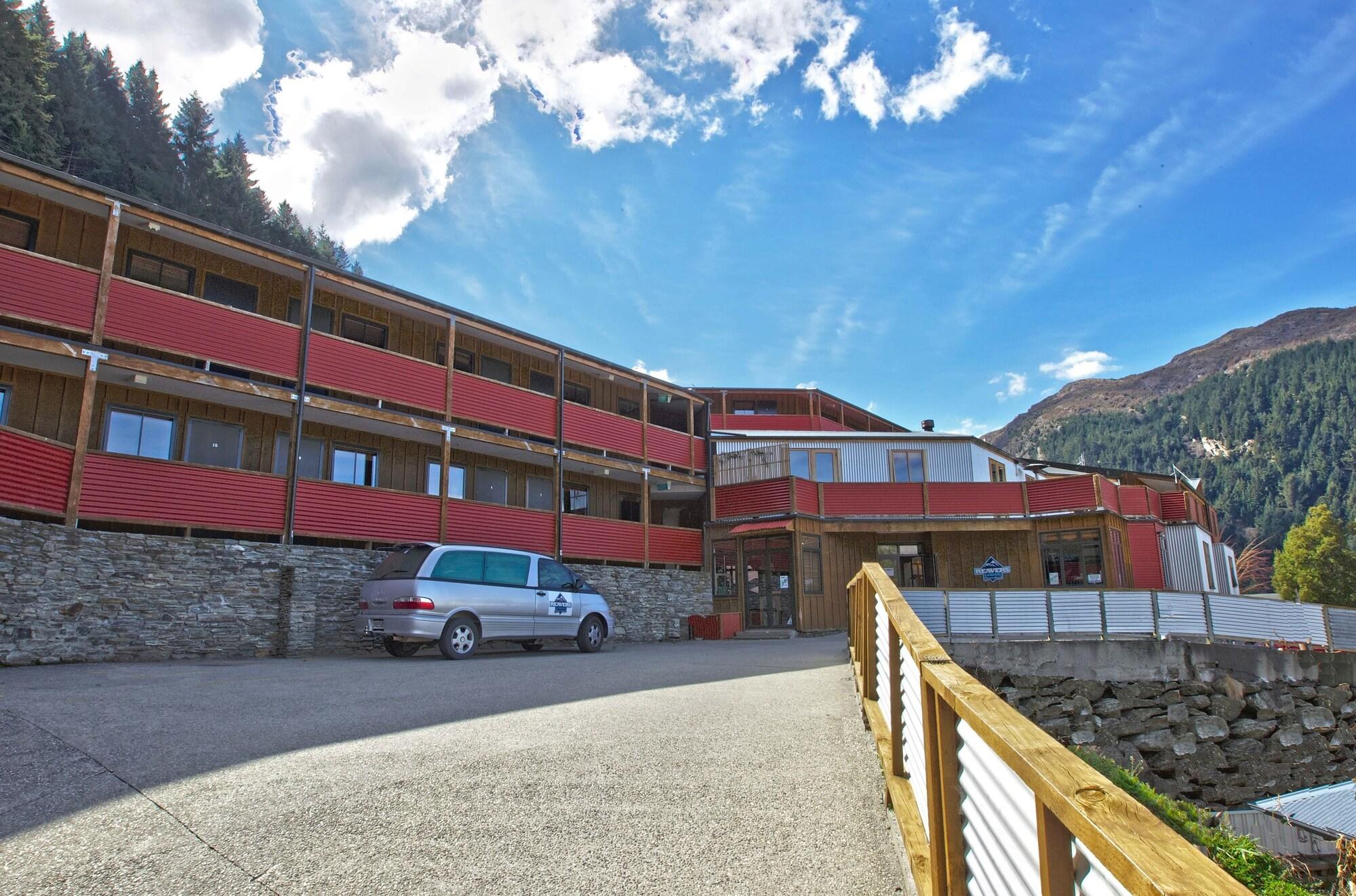 Vista Exterior Reavers Lodge