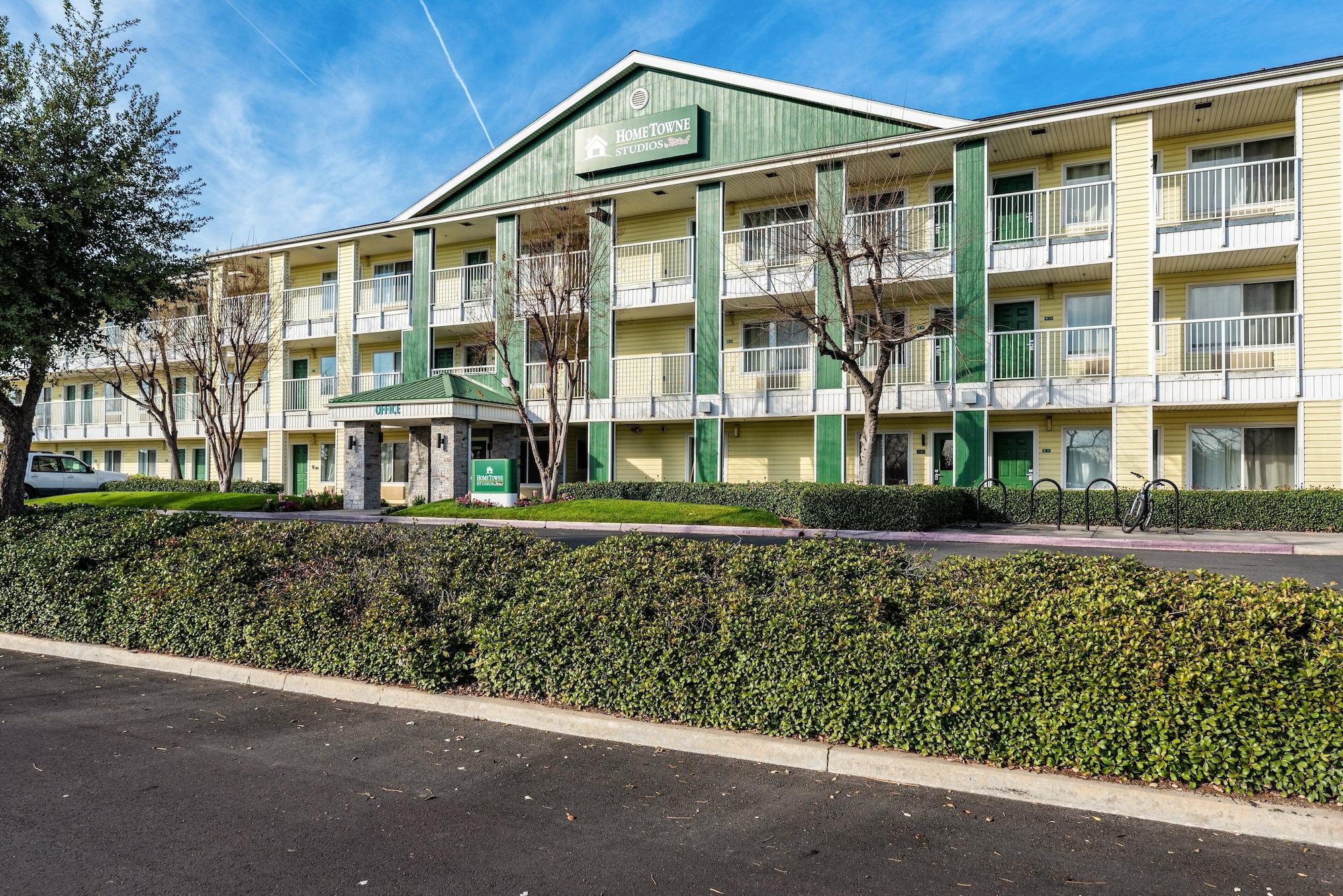 Varios HomeTowne Studios by Red Roof Fresno - West