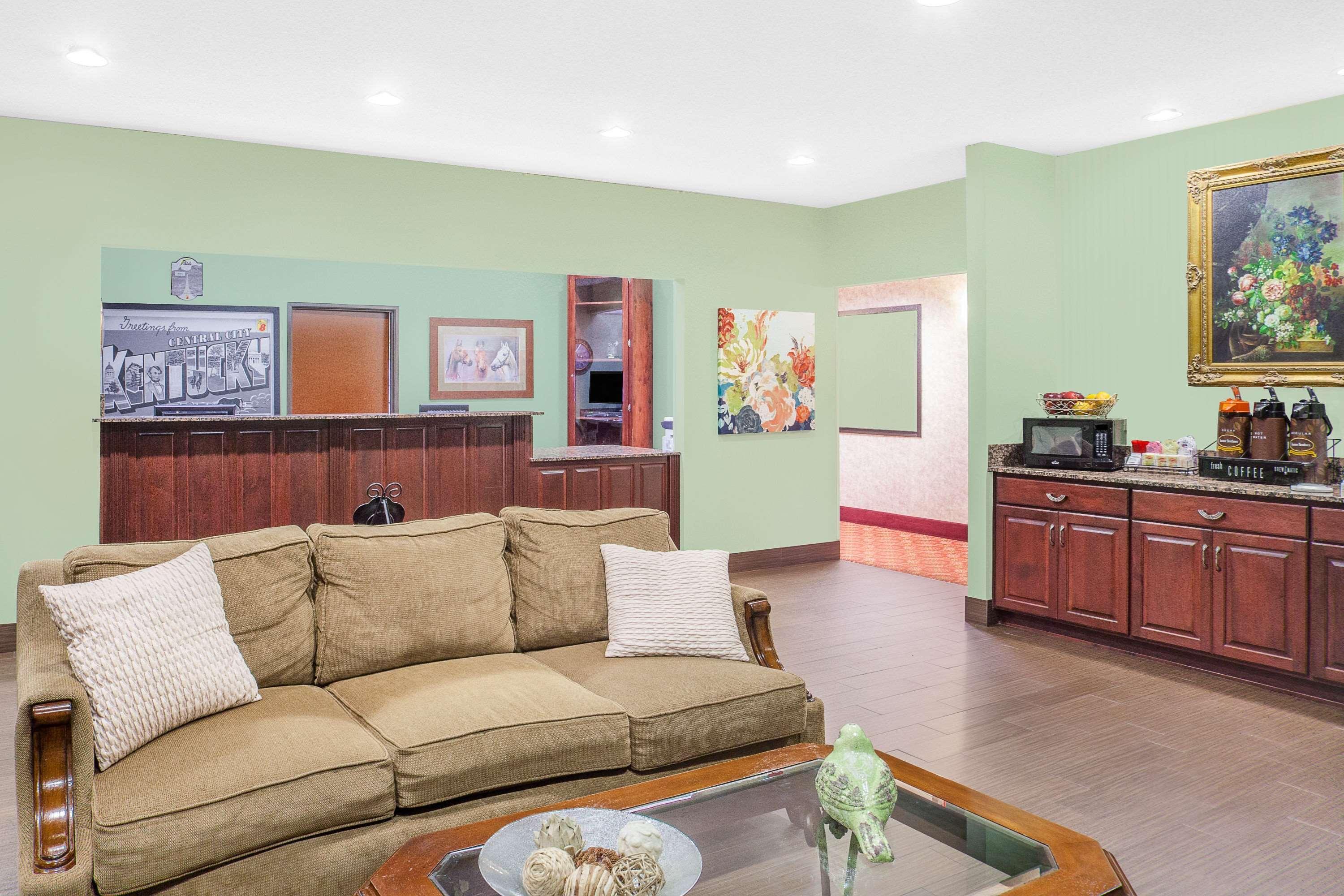 Vista Lobby Super 8 By Wyndham Central City