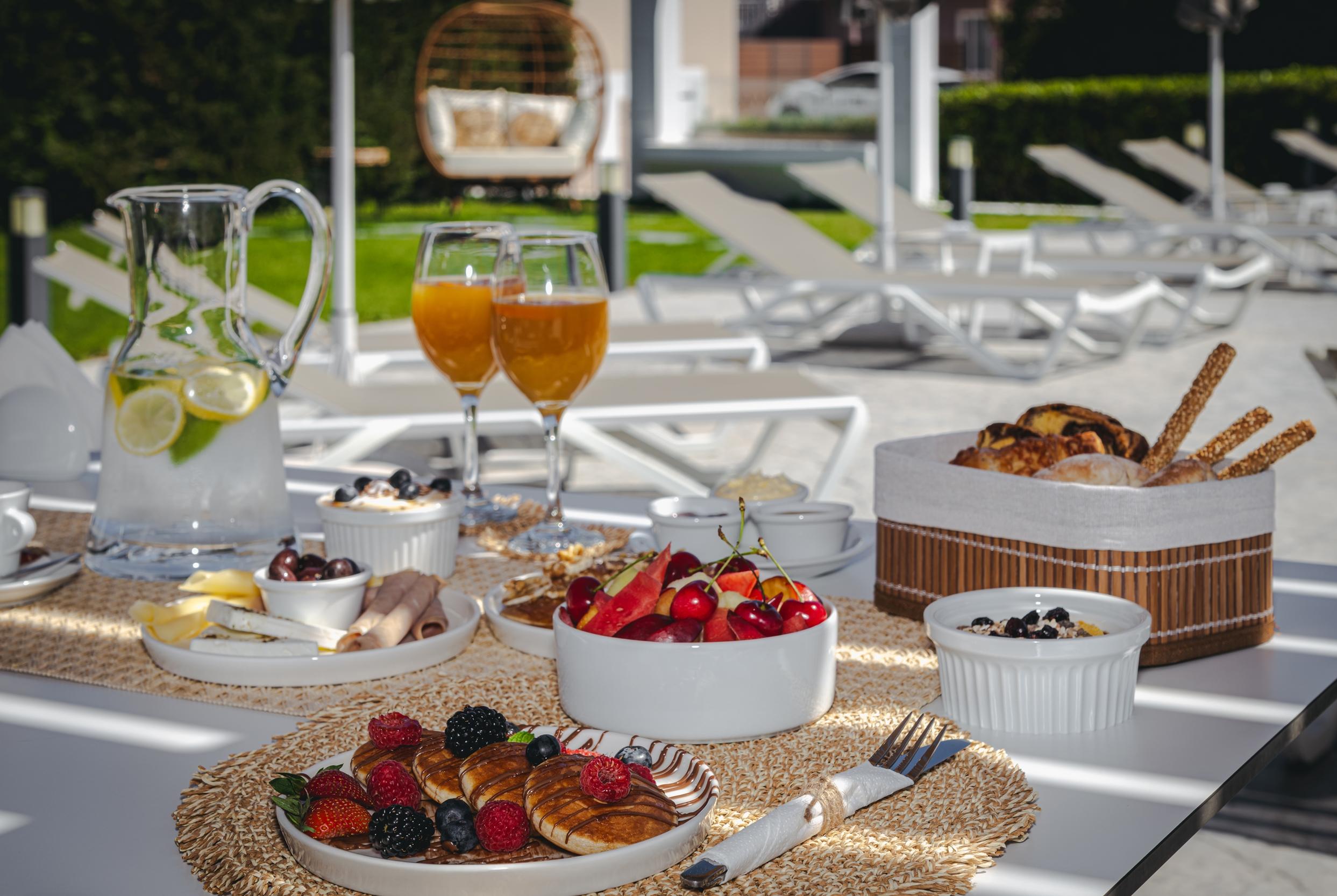 Restaurant White Canvas Boutique Studios