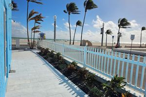 Alquiler Vacacional - Gorgeous Modern 5-Star Beachfront Studio: Step out onto the beach!