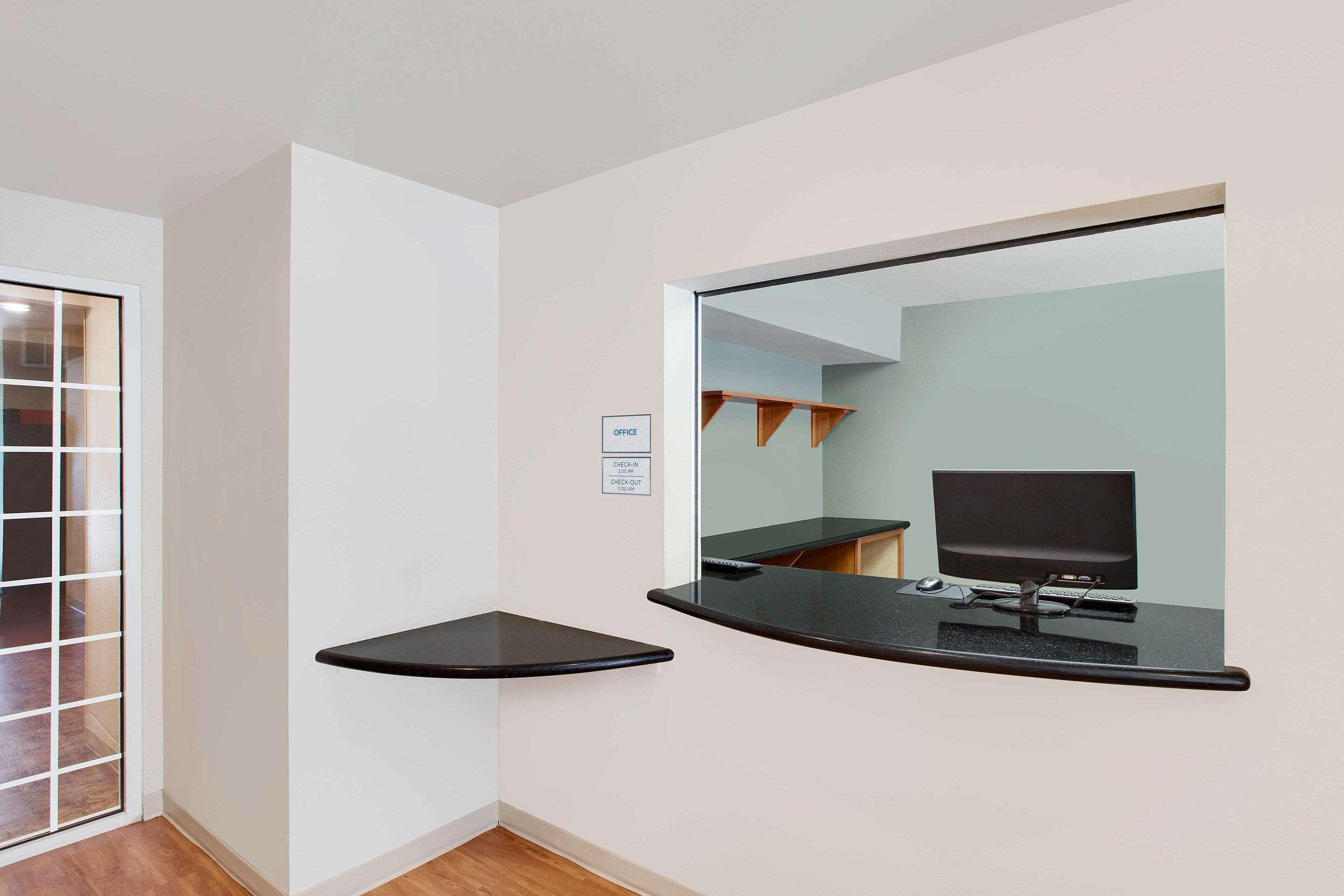 Vista Lobby WoodSpring Suites Lake Charles