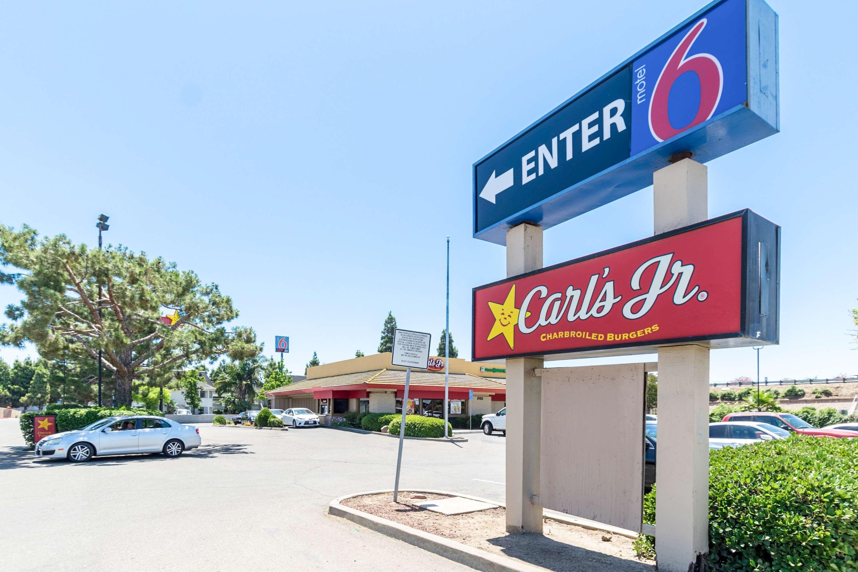 Vista Exterior Motel 6 Merced, CA - North