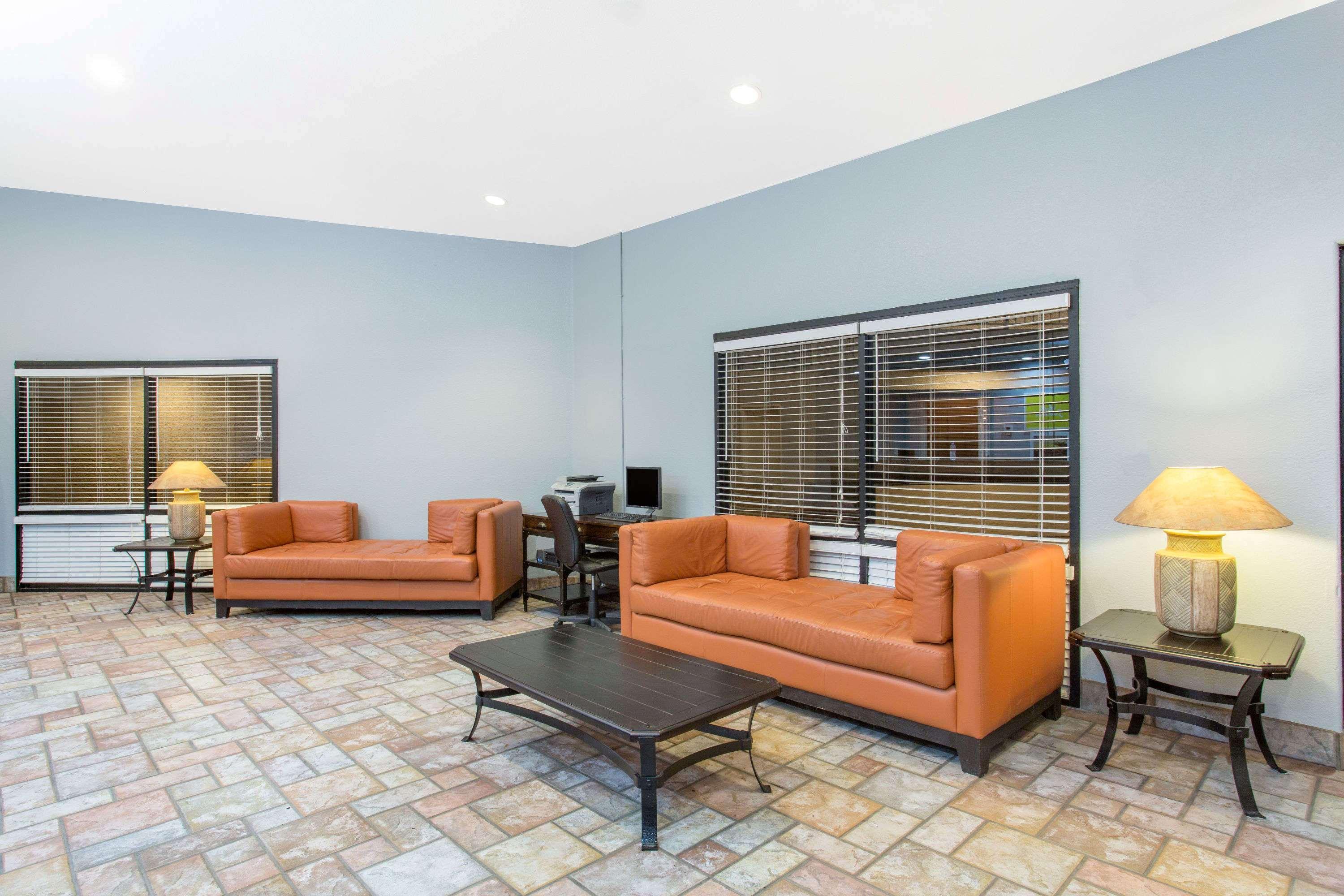 Vista Lobby Days Inn by Wyndham Buckeye