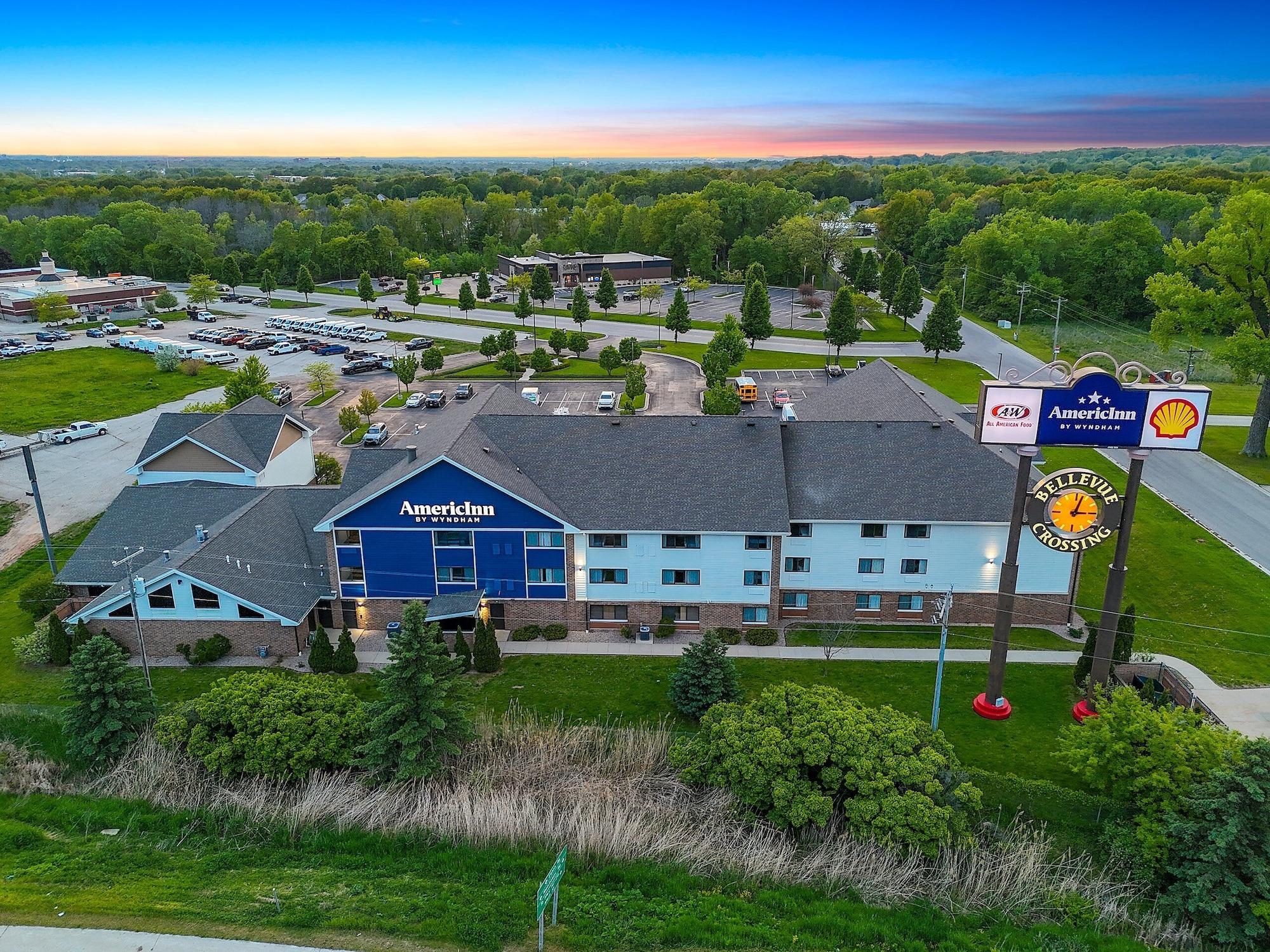 Vista Exterior AmericInn by Wyndham Green Bay East