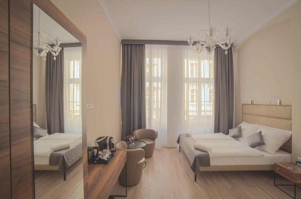 Varios Pergamin Royal Apartments