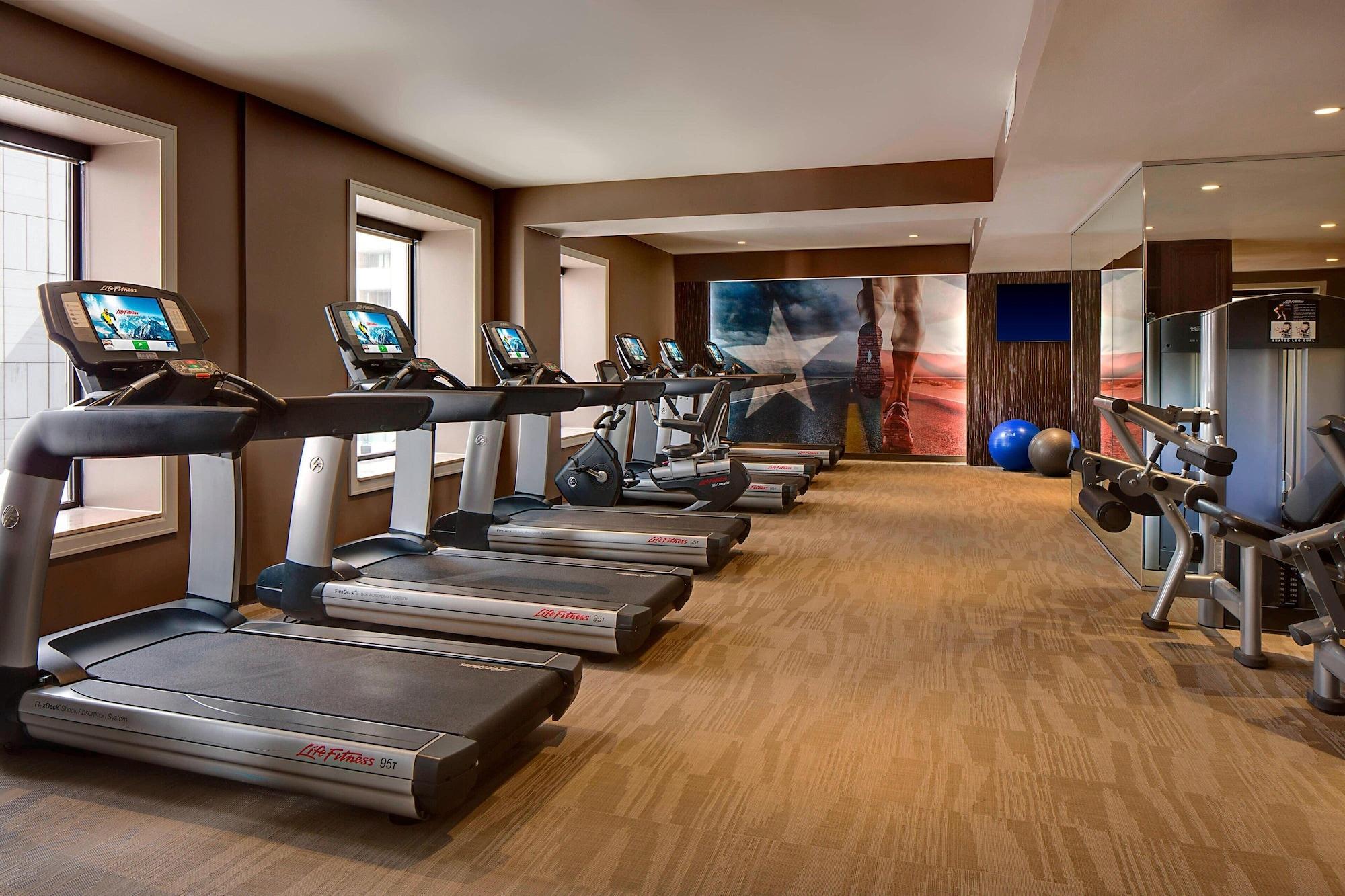 Gimnasio The Adolphus, Autograph Collection