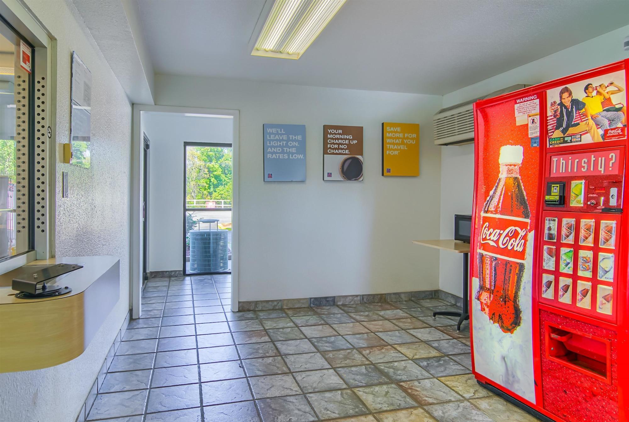 Vista Lobby Motel 6 Russellville, AR