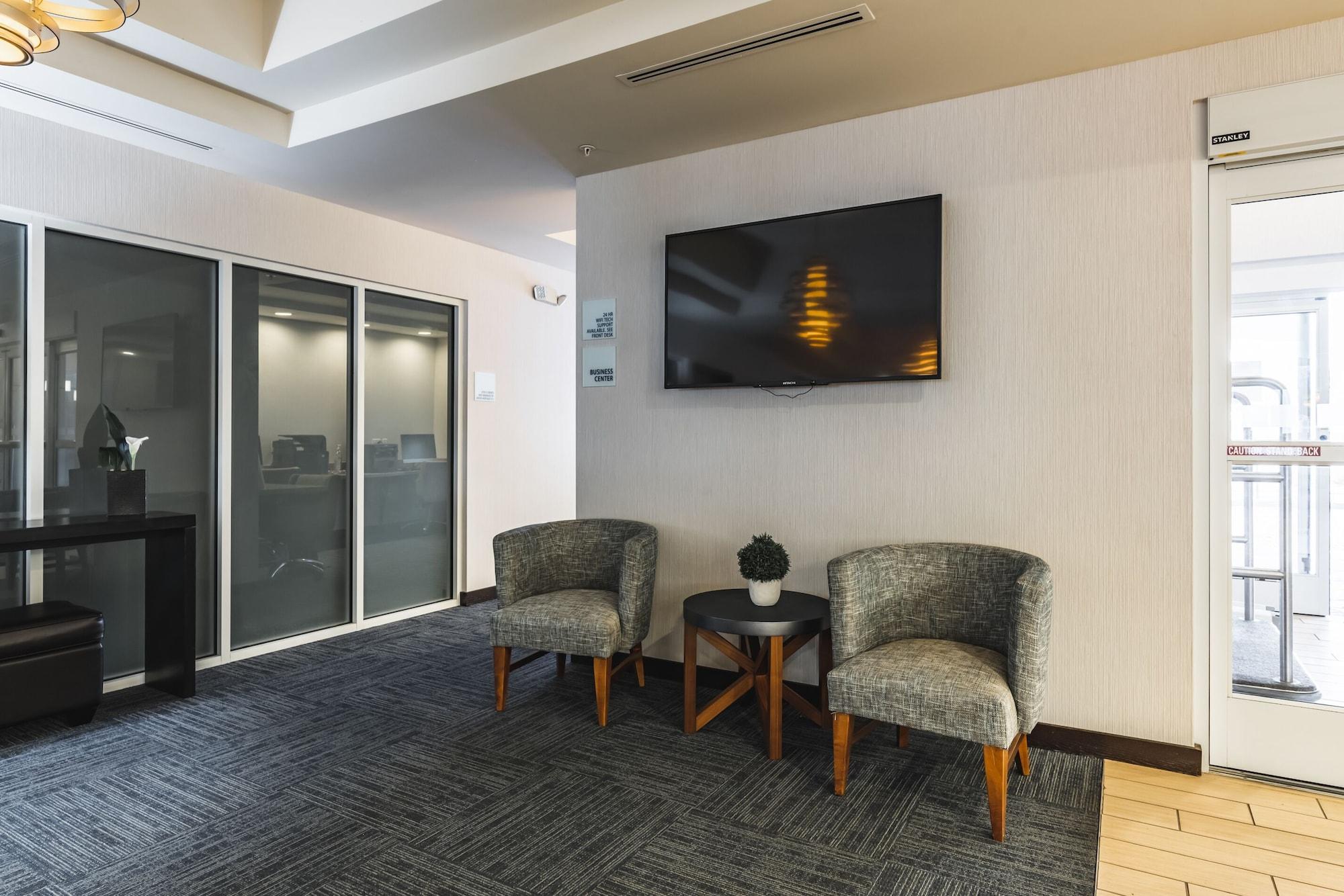 Vista Lobby Holiday Inn Express & Suites New Martinsville by IHG