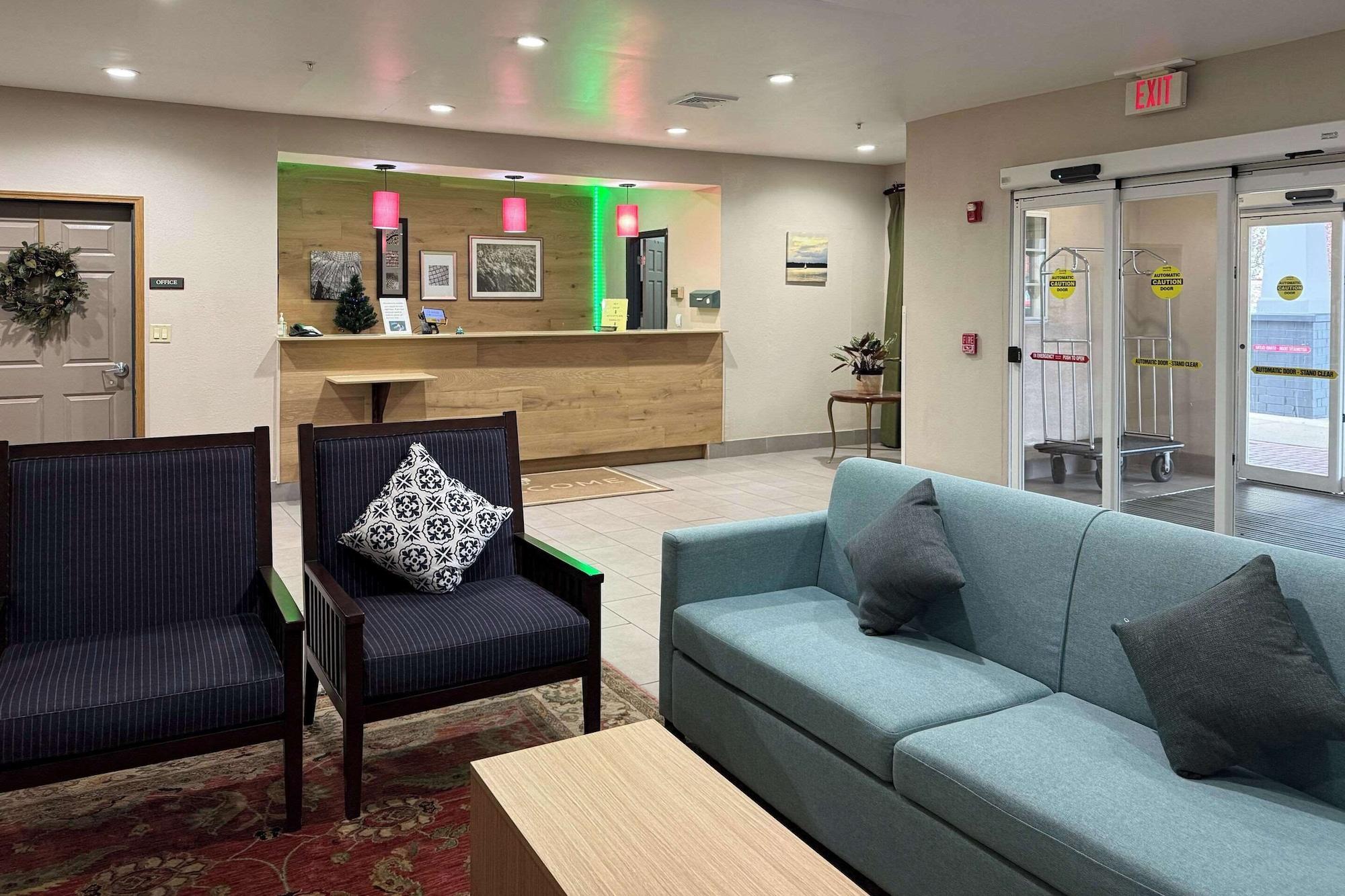 Vista Lobby Country Inn & Suites by Radisson, Elgin, IL