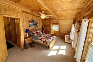 Alquiler Vacacional - The Creek-Side Cabin: Spa, 5 Star, Upgraded, Big Deck, Quiet, Walk To Town
