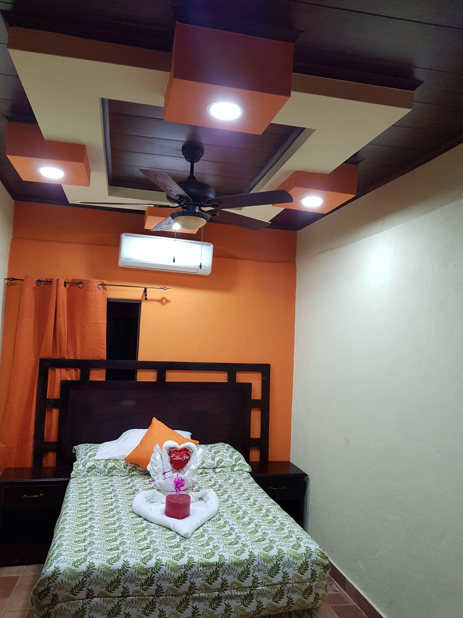 Varios Mr Cowboy hotel y restaurante