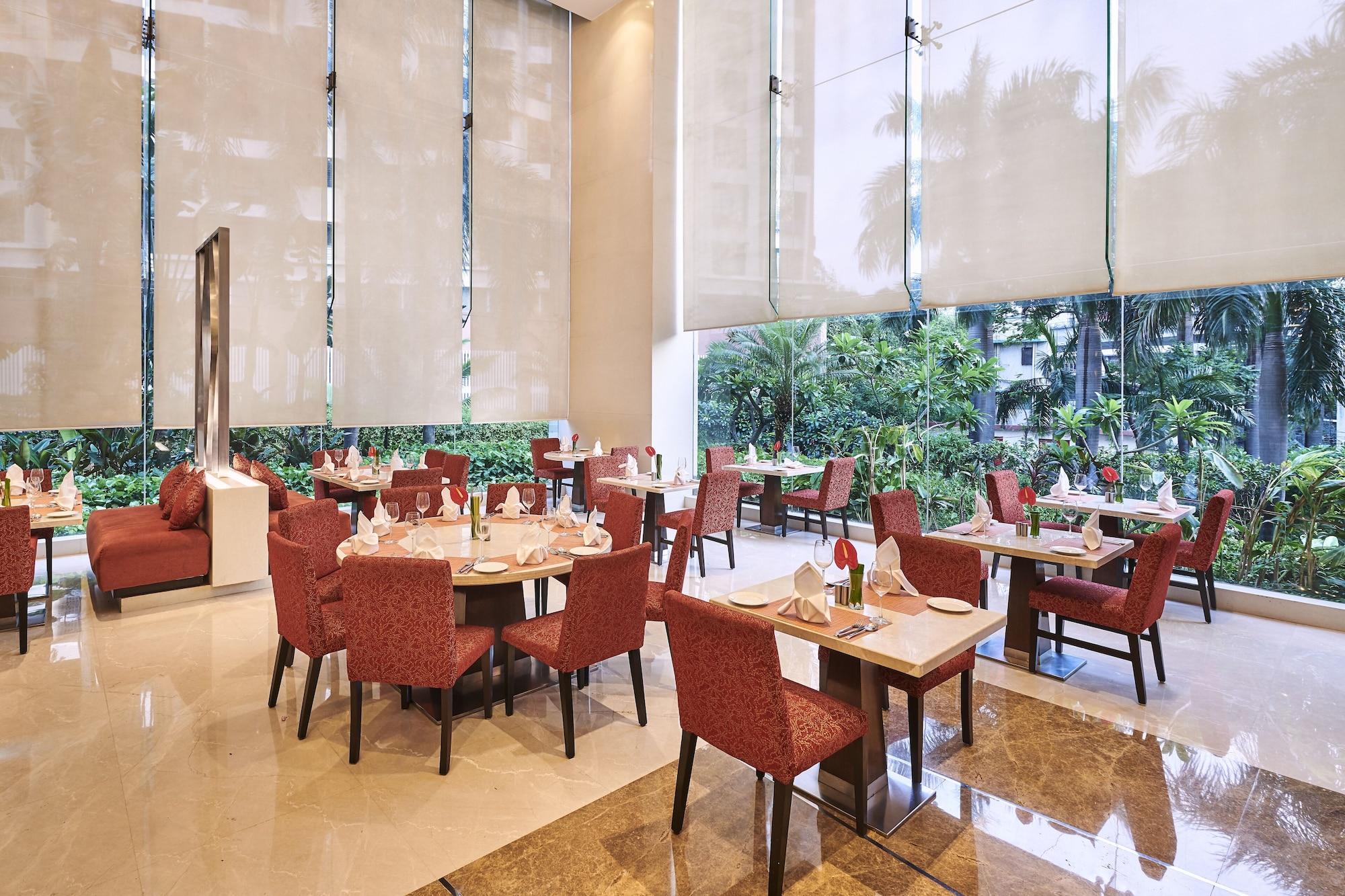 Restaurant Holiday Inn Mumbai International Airport by IHG