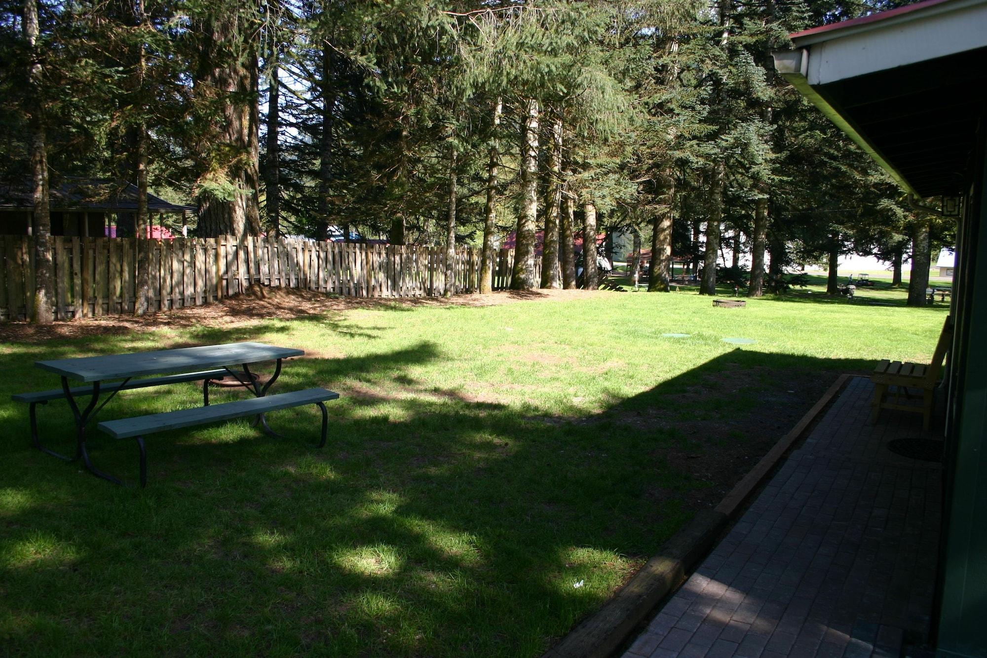 Vista Exterior Lone Fir Resort