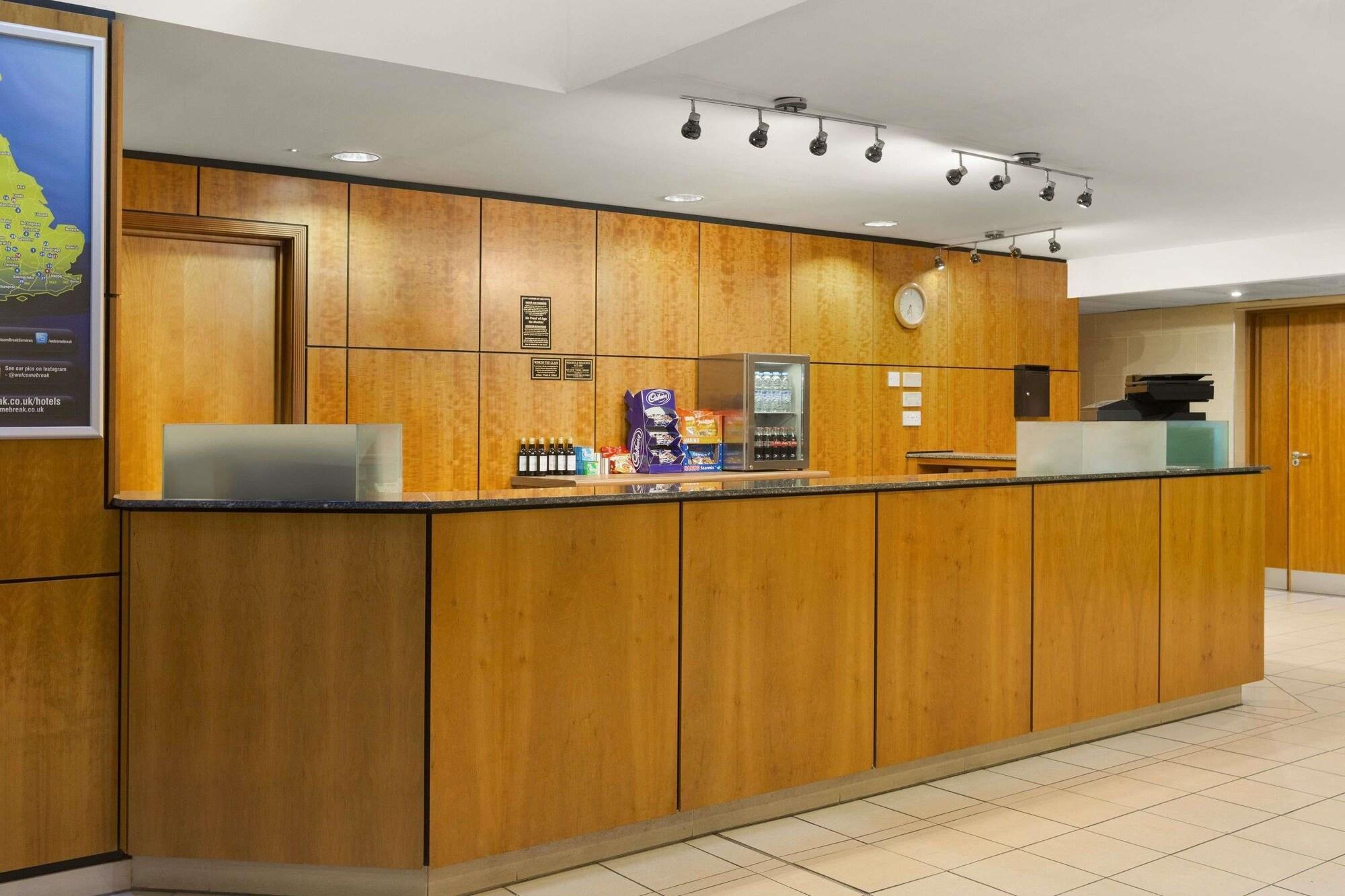 Vista Lobby Days Inn by Wyndham Stevenage North