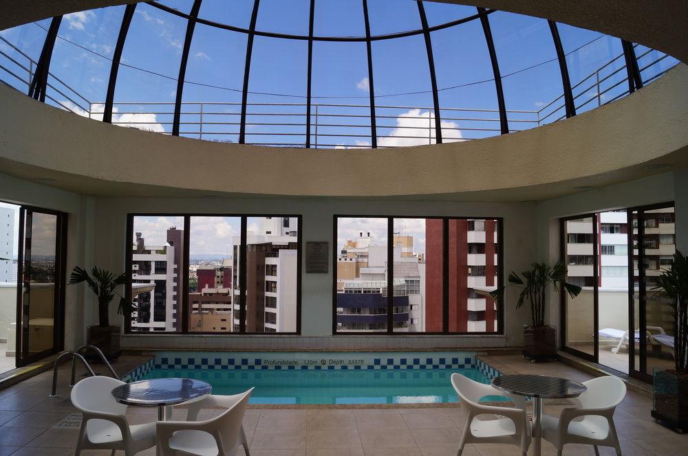 Vista da piscina Radisson Hotel Curitiba
